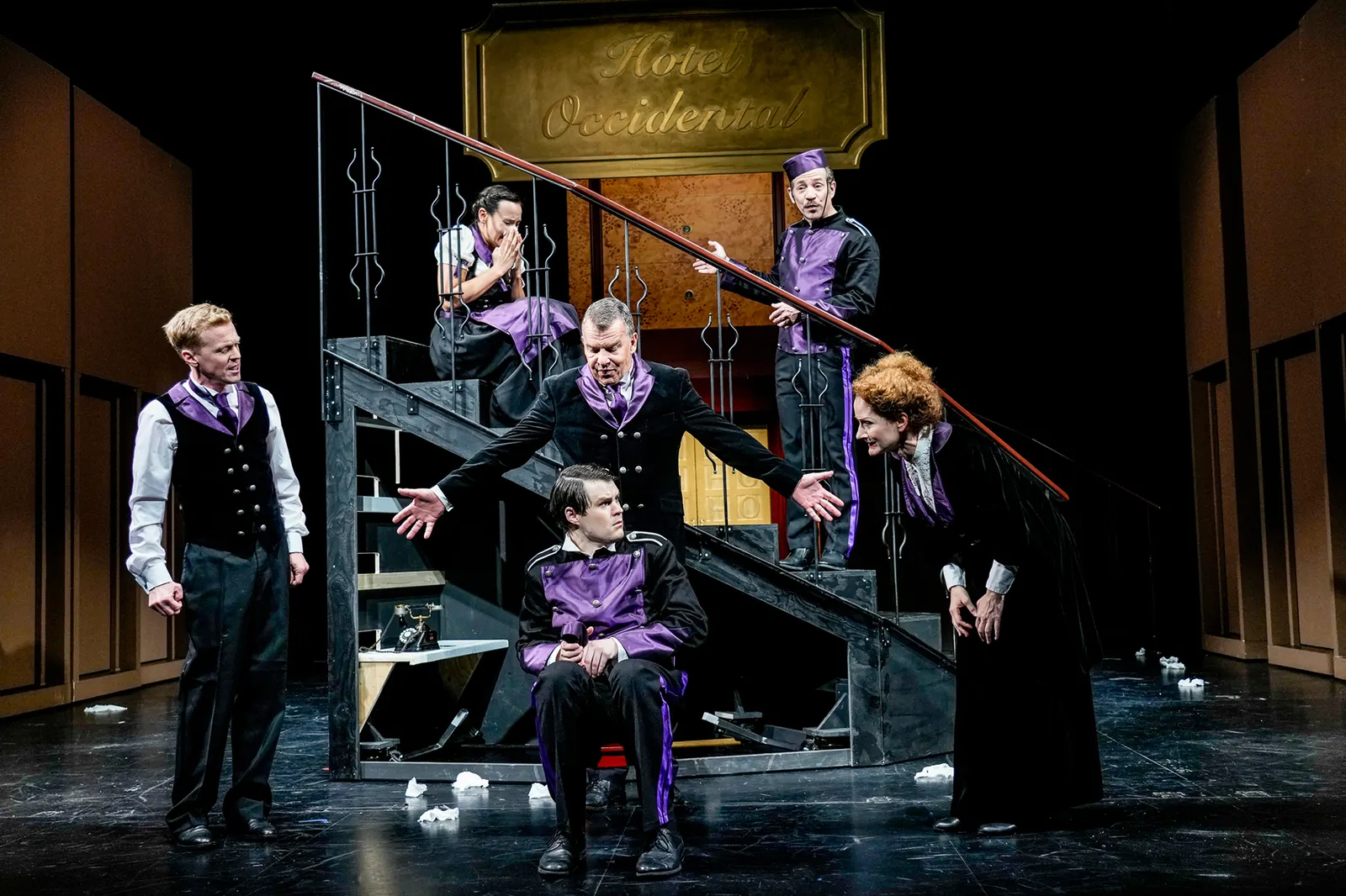 DER VERSCHOLLENE (AMERIKA) Schauspiel nach dem Roman von Franz Kafka Spielzeit 2022/2023 / Premiere: 28.10.2022 Marius Hubel, Klara Pfeiffer, Sebastian Faust, Lion Leuker, Tobias D…