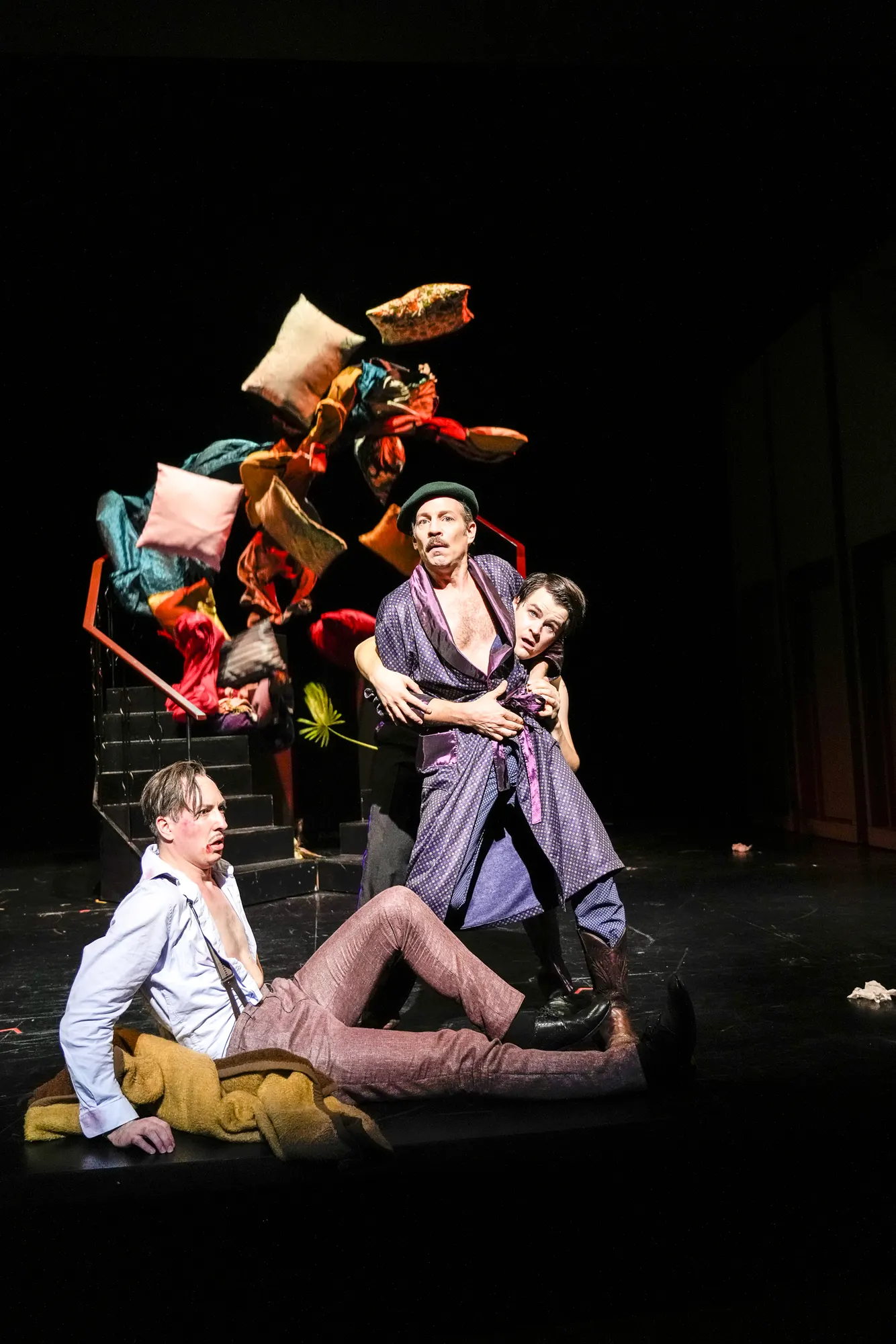 DER VERSCHOLLENE (AMERIKA) Schauspiel nach dem Roman von Franz Kafka Spielzeit 2022/2023 / Premiere: 28.10.2022 Victor Tahal, Tobias Dürr, Lion Leuker Foto: Tobias Metz