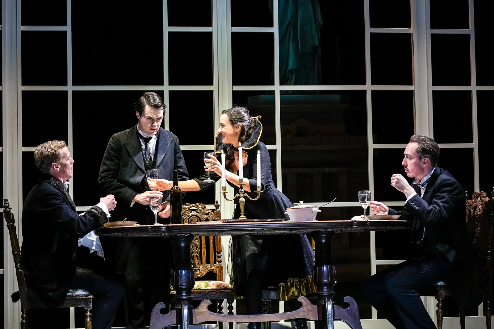 DER VERSCHOLLENE (AMERIKA) Schauspiel nach dem Roman von Franz Kafka Spielzeit 2022/2023 / Premiere: 28.10.2022 Marius Hubel, Lion Leuker, Klara Pfeiffer, Victor Tahal Foto: Tobias…