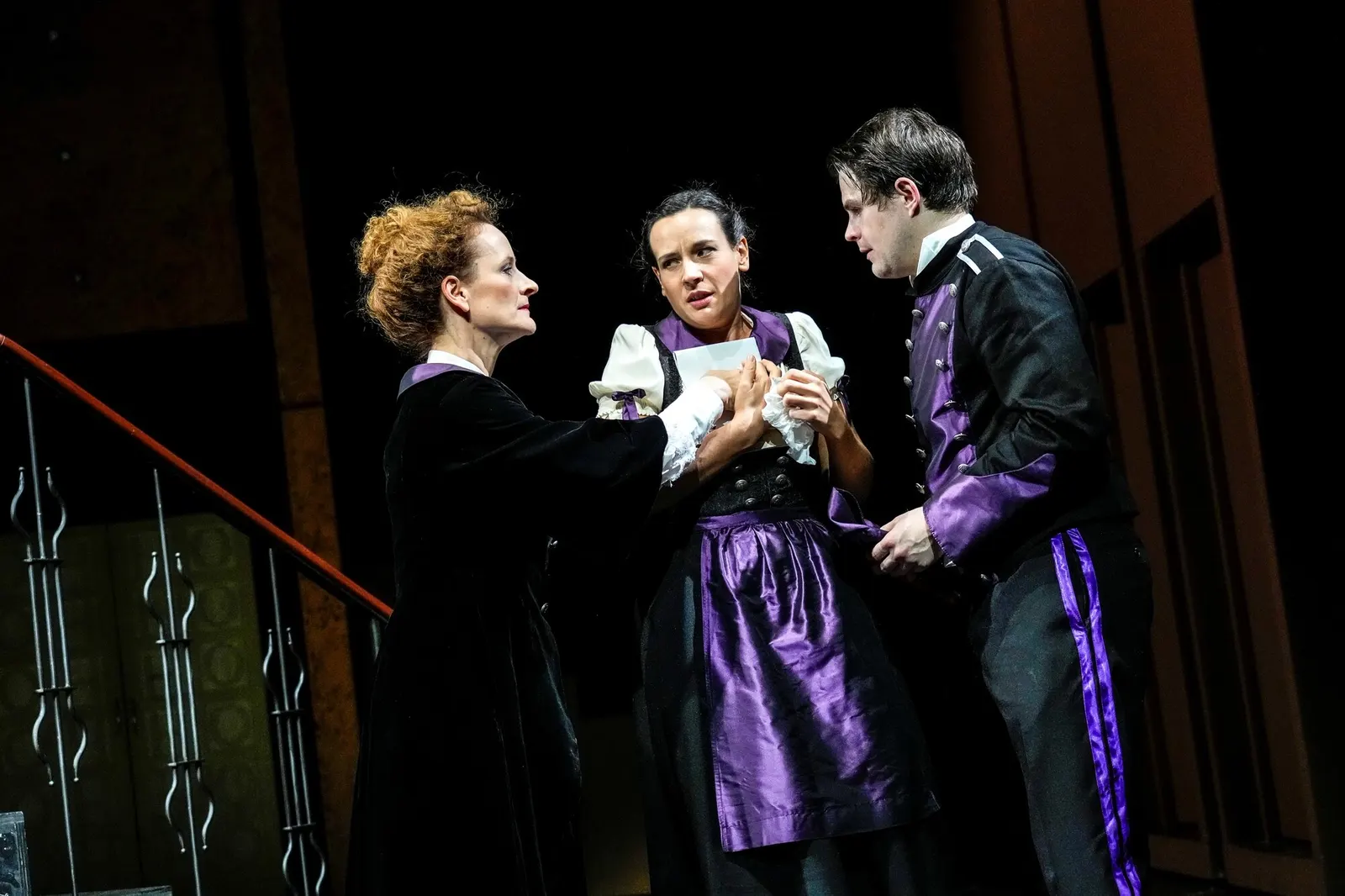DER VERSCHOLLENE (AMERIKA) Schauspiel nach dem Roman von Franz Kafka Spielzeit 2022/2023 / Premiere: 28.10.2022 Lisa Wildmann, Klara Pfeiffer, Lion Leuker Foto: Tobias Metz