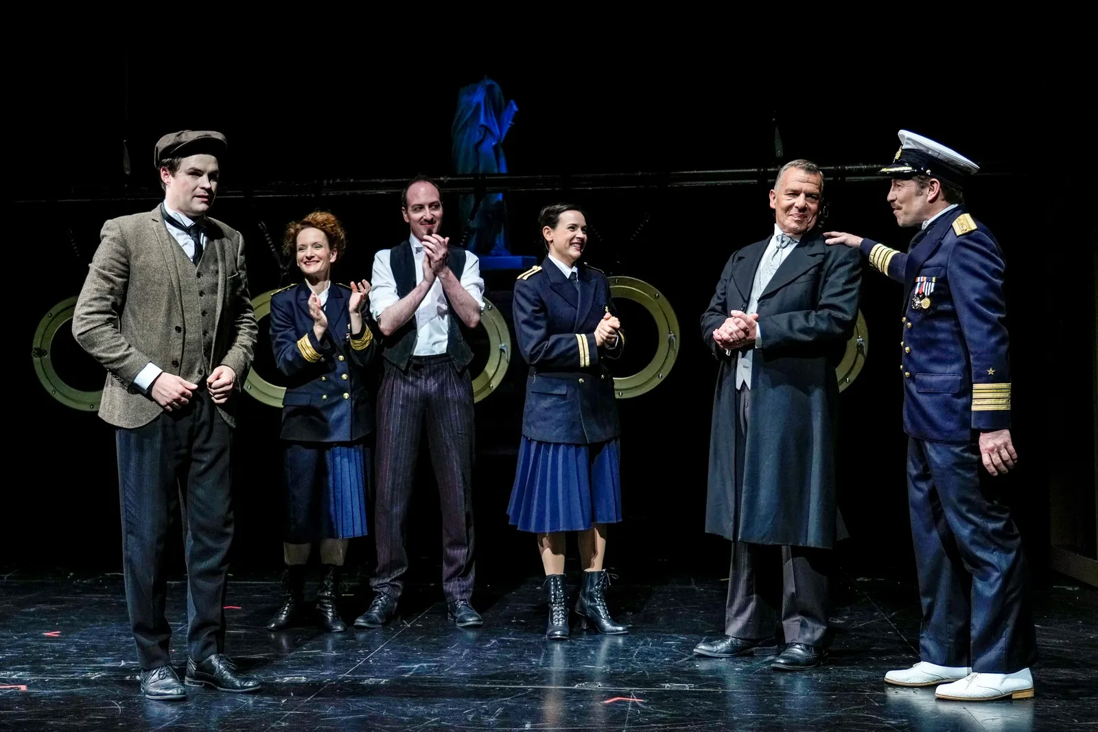 DER VERSCHOLLENE (AMERIKA) Schauspiel nach dem Roman von Franz Kafka Spielzeit 2022/2023 / Premiere: 28.10.2022 Lion Leuker, Lisa Wildmann, Victor Tahal, Klara Pfeiffer, Sebastian …