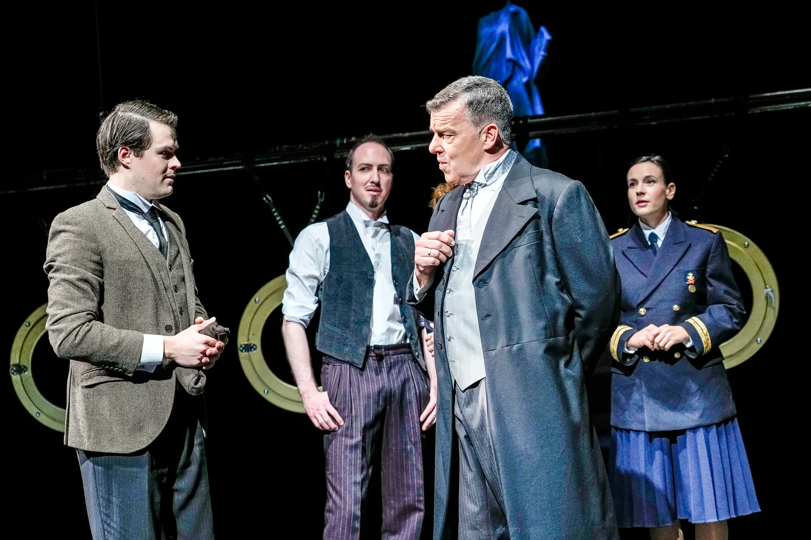 DER VERSCHOLLENE (AMERIKA) Schauspiel nach dem Roman von Franz Kafka Spielzeit 2022/2023 / Premiere: 28.10.2022 Lion Leuker, Victor Tahal, Sebastian Faust, Klara Pfeiffer Foto: Tob…