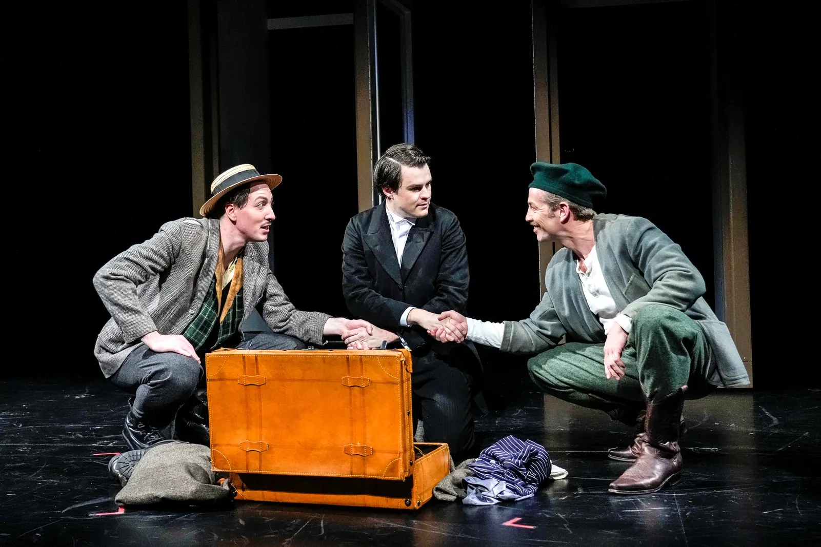DER VERSCHOLLENE (AMERIKA) Schauspiel nach dem Roman von Franz Kafka Spielzeit 2022/2023 / Premiere: 28.10.2022 Victor Tahal, Lion Leuker, Tobias Dürr Foto: Tobias Metz