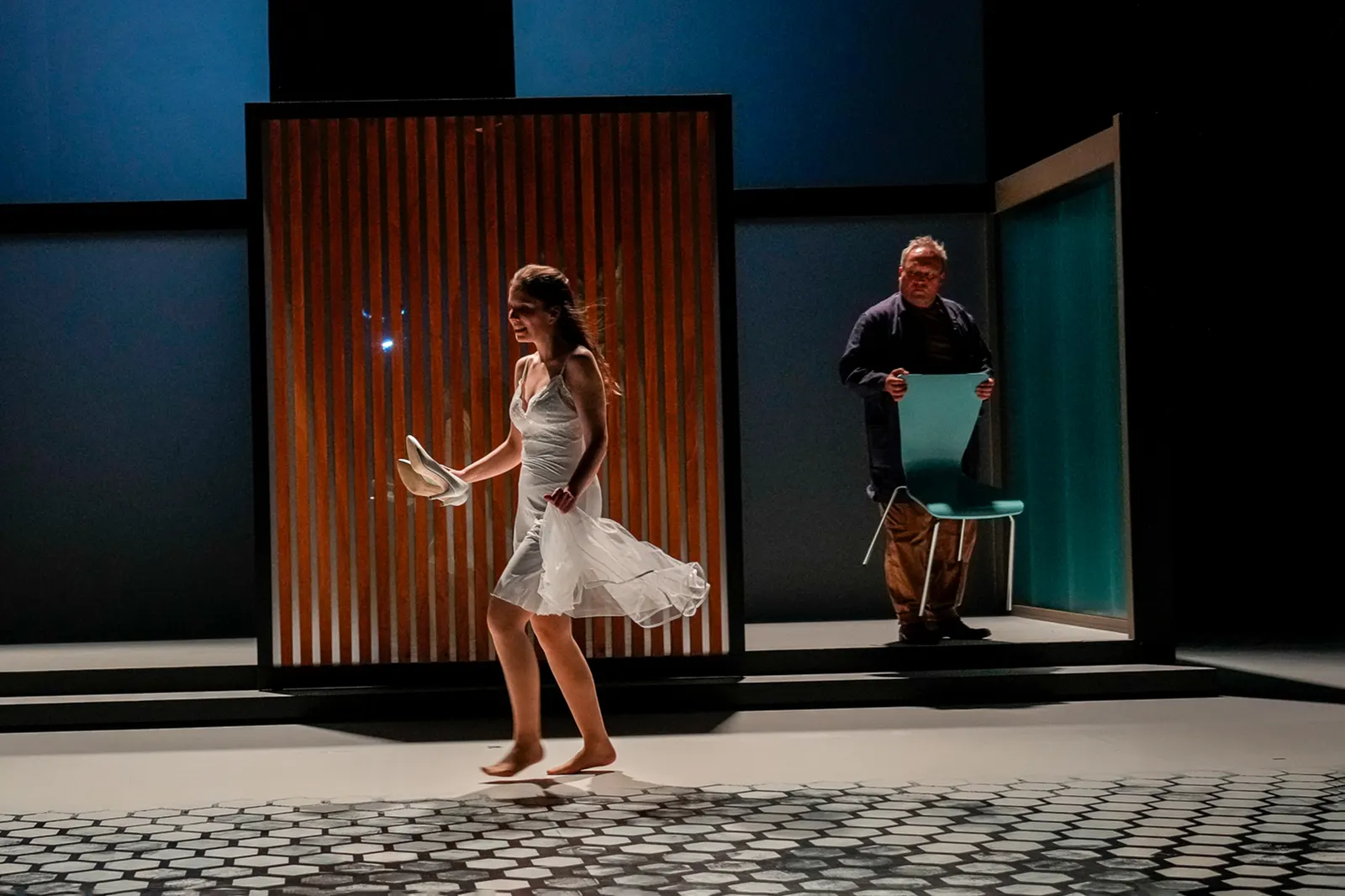 DIE LABORANTIN Schauspiel von Ella Road Spielzeit 2022/2023 / Premiere: 28.4.2023 Josepha Grünberg, Andreas Klaue Foto: Tobias Metz