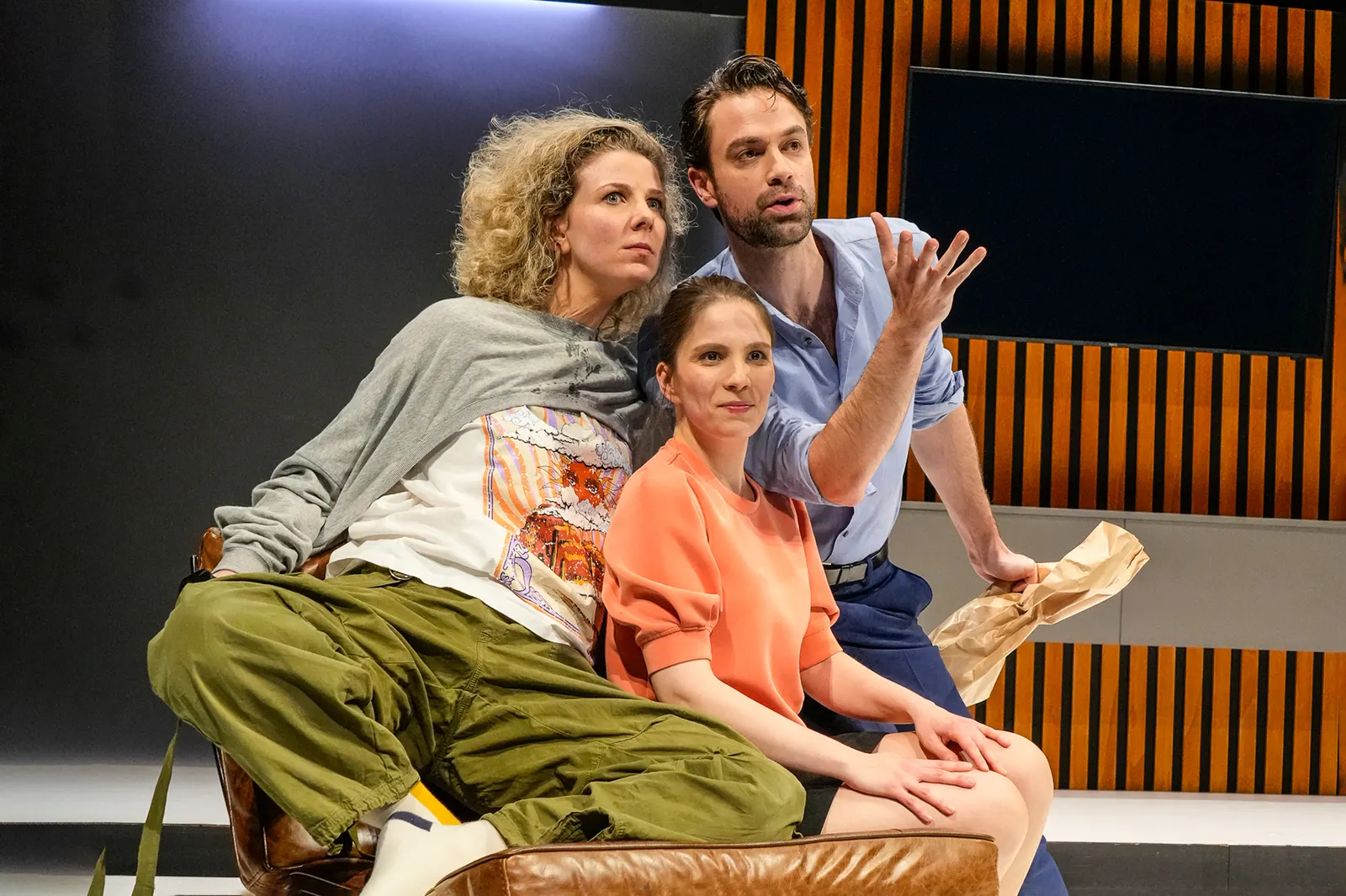 DIE LABORANTIN Schauspiel von Ella Road Spielzeit 2022/2023 / Premiere: 28.4.2023 Anna-Sophie Fritz, Josepha Grünberg, Fabian Oehl Foto: Tobias Metz