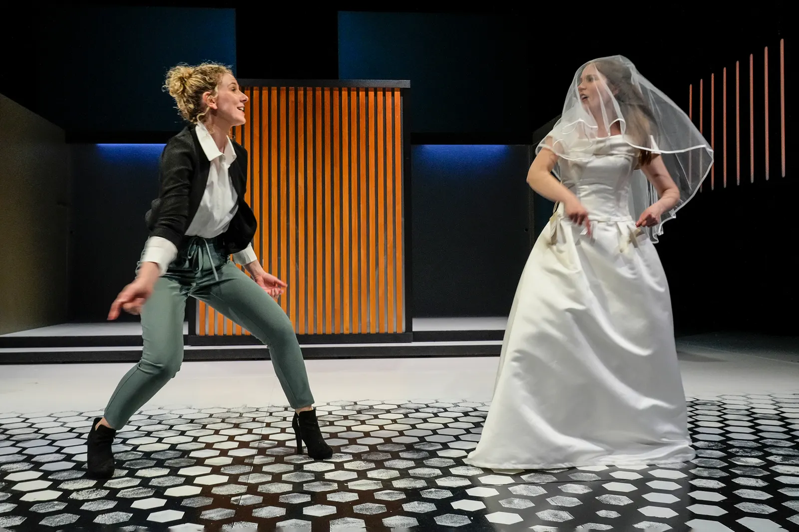 DIE LABORANTIN Schauspiel von Ella Road Spielzeit 2022/2023 / Premiere: 28.4.2023 Anna-Sophie Fritz, Josepha Grünberg Foto: Tobias Metz