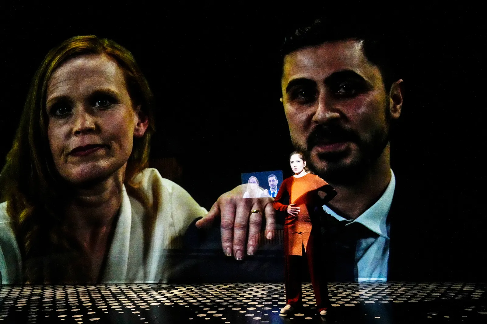 DIE LABORANTIN Schauspiel von Ella Road Spielzeit 2022/2023 / Premiere: 28.4.2023 Stefanie Klimkait, Josepha Grünberg, Irfan Kars Foto: Tobias Metz