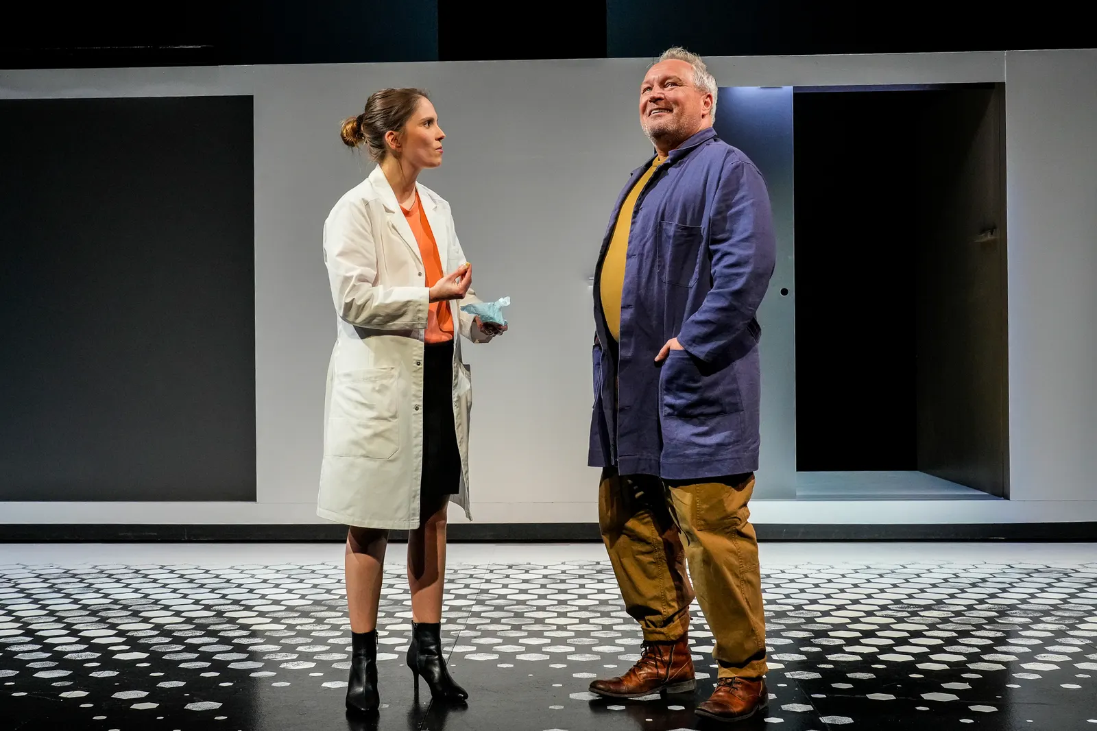 DIE LABORANTIN Schauspiel von Ella Road Spielzeit 2022/2023 / Premiere: 28.4.2023 Josepha Grünberg, Andreas Klaue Foto: Tobias Metz