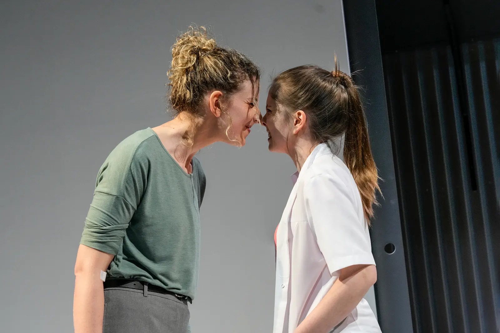 DIE LABORANTIN Schauspiel von Ella Road Spielzeit 2022/2023 / Premiere: 28.4.2023 Anna-Sophie Fritz, Josepha Grünberg Foto: Tobias Metz
