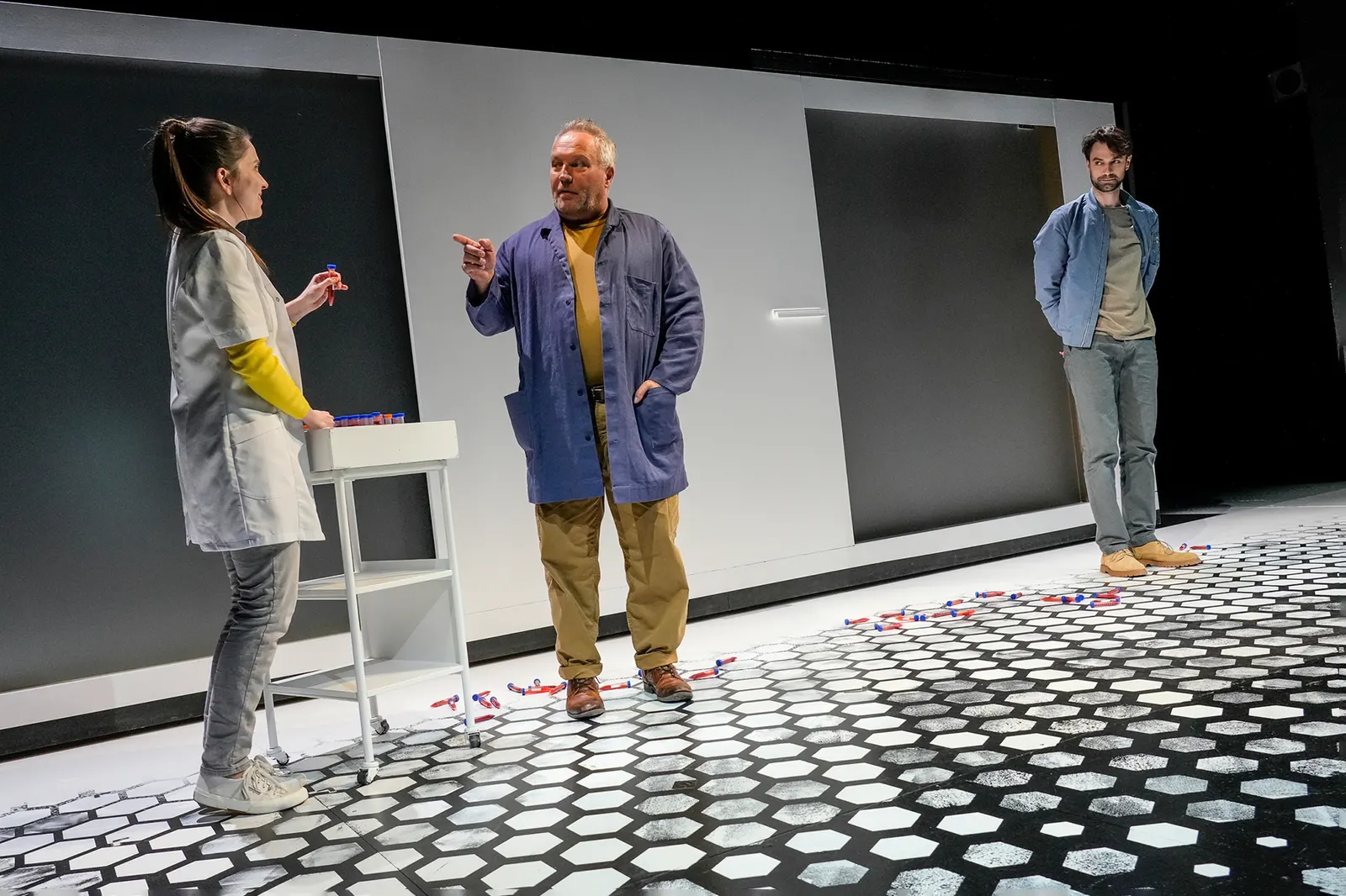 DIE LABORANTIN Schauspiel von Ella Road Spielzeit 2022/2023 / Premiere: 28.4.2023 Josepha Grünberg, Andreas Klaue, Fabian Oehl Foto: Tobias Metz