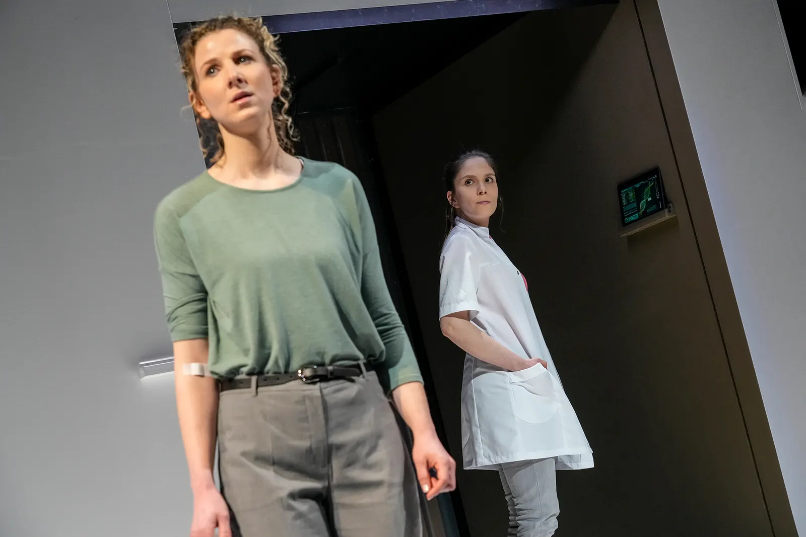 DIE LABORANTIN Schauspiel von Ella Road Spielzeit 2022/2023 / Premiere: 28.4.2023 Anna-Sophie Fritz, Josepha Grünberg Foto: Tobias Metz