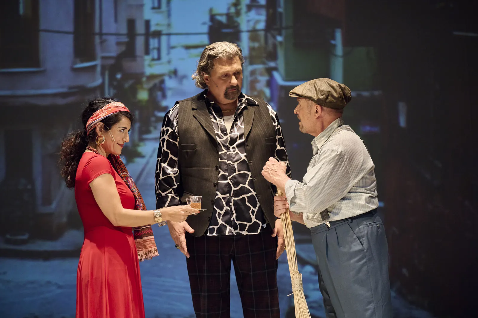 ISTANBUL Ein Theaterstück mit Musik von Sezen Aksu von Selen Kara, Torsten Kindermann und Akın E. Şipal Spielzeit 2022/2023 / Premiere: 9.6.2023 Selda Falke, Aykut Kayacik, Reinhol…