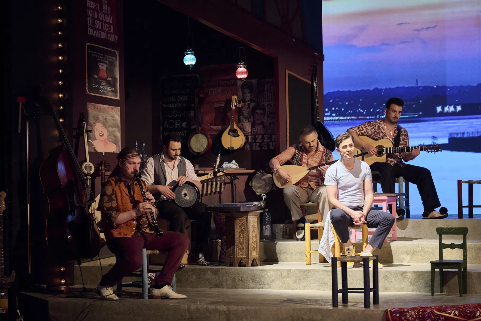 ISTANBUL Ein Theaterstück mit Musik von Sezen Aksu von Selen Kara, Torsten Kindermann und Akın E. Şipal Spielzeit 2022/2023 / Premiere: 9.6.2023 Benjamin Stein, Mert Eylem Sezgin, …