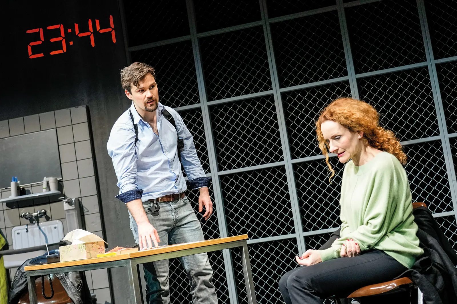 HEILIG ABEND Ein Stück für zwei Schauspieler und eine Uhr von Daniel Kehlmann Sebastian Volk und Lisa Wildmann Spielzeit 2022/2023 Premiere: 3.2.2023 im Alten Schauspielhaus Foto: …