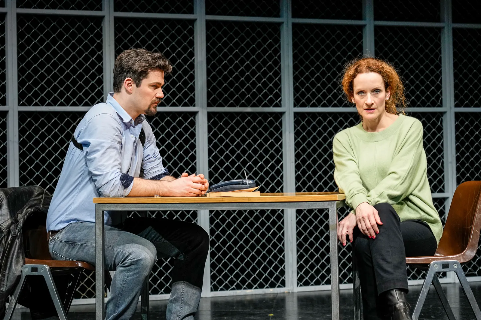 HEILIG ABEND Ein Stück für zwei Schauspieler und eine Uhr von Daniel Kehlmann Sebastian Volk und Lisa Wildmann Spielzeit 2022/2023 Premiere: 3.2.2023 im Alten Schauspielhaus Foto: …
