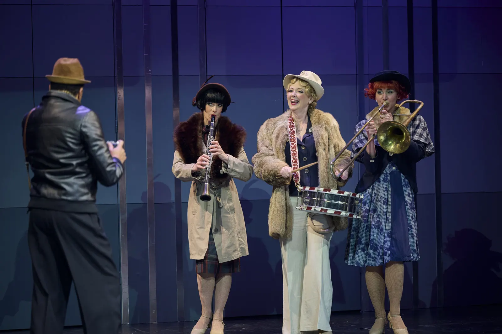 SUGAR Musical von Peter Stone (Buch), Jule Styne (Musik), Bob Merrill (Liedtexte) Spielzeit 2022/2023 / Premiere: 9.12.2022 Mario Mariano, Julia Fechter, Maryanne Kelly, Petra Pauz…