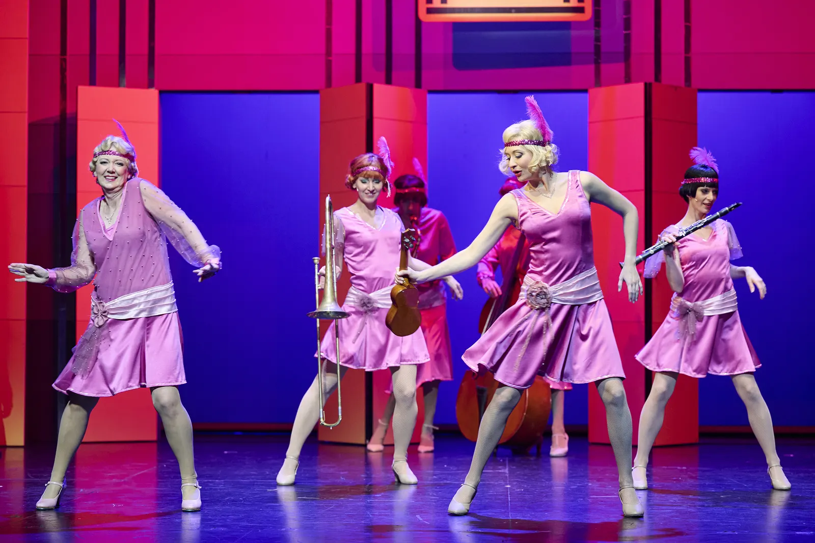 SUGAR Musical von Peter Stone (Buch), Jule Styne (Musik), Bob Merrill (Liedtexte) Spielzeit 2022/2023 / Premiere: 9.12.2022 Maryanne Kelly, Petra Pauzenberger, Samuel Schürmann, Bj…