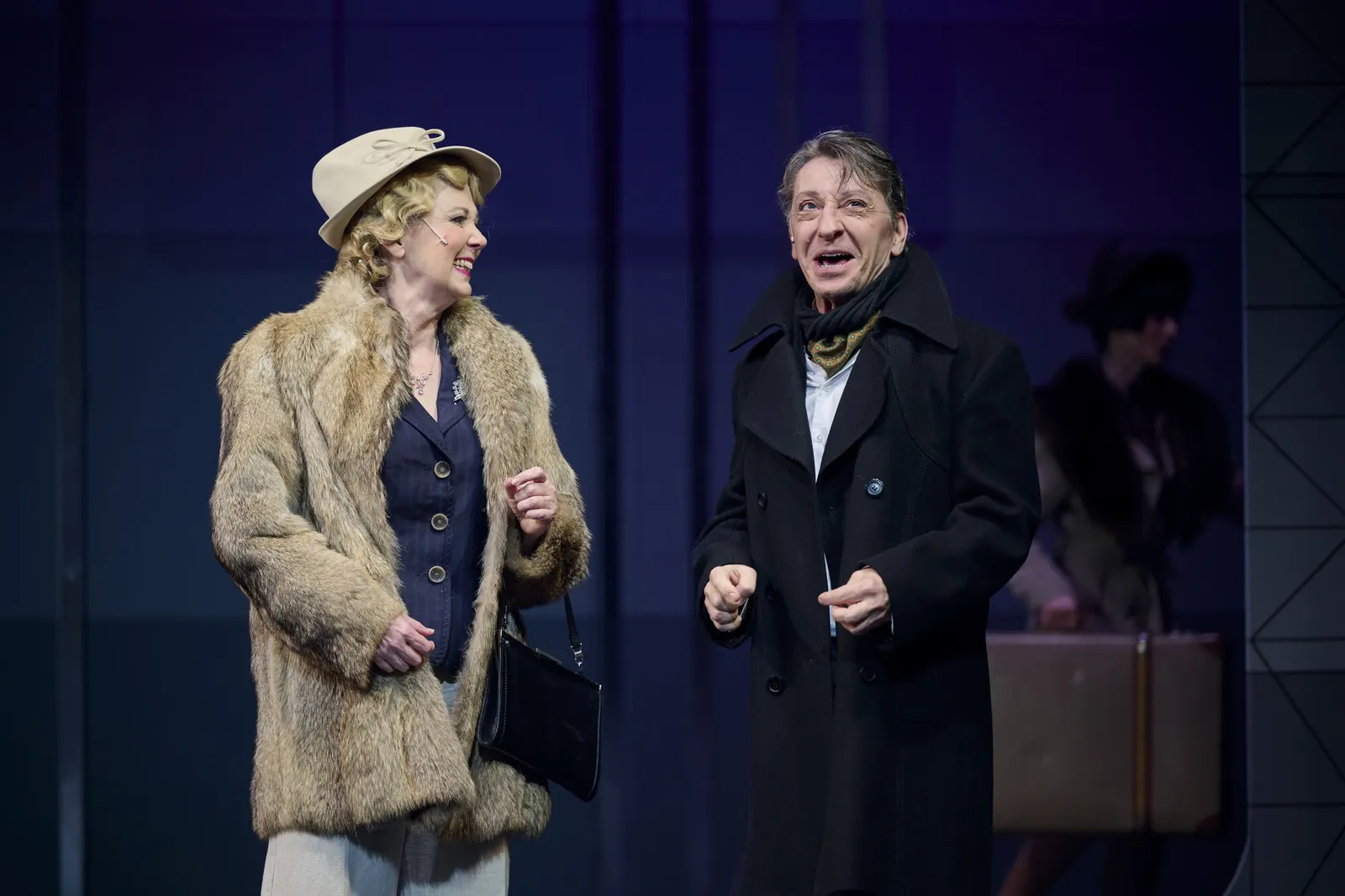 SUGAR Musical von Peter Stone (Buch), Jule Styne (Musik), Bob Merrill (Liedtexte) Spielzeit 2022/2023 / Premiere: 9.12.2022 Maryanne Kelly, Jens Krause, Julia Fechter Foto: Martin …