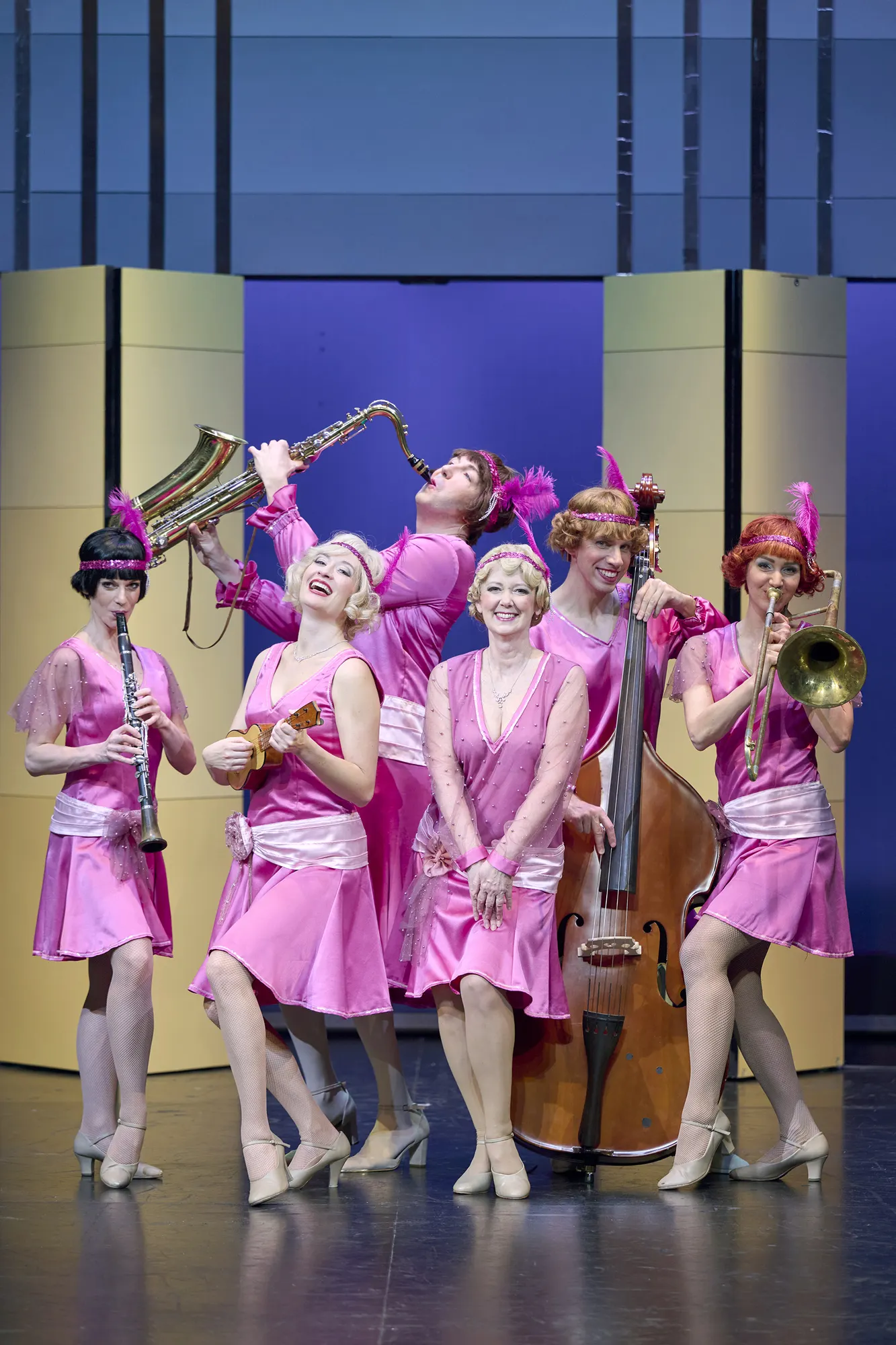 SUGAR Musical von Peter Stone (Buch), Jule Styne (Musik), Bob Merrill (Liedtexte) Spielzeit 2022/2023 / Premiere: 9.12.2022 Julia Fechter, Maja Sikora, Samuel Schürmann, Maryanne K…