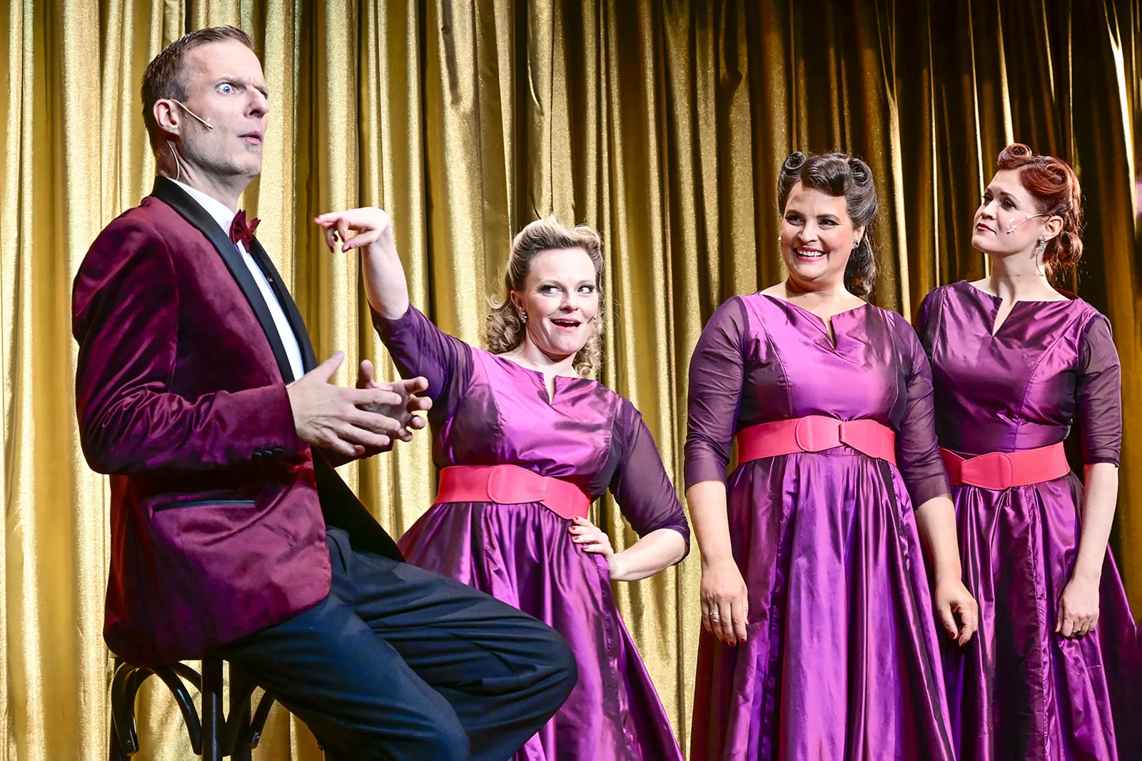 BEI MIR WARST DU SCHÖN Die etwas andere Geschichte der Andrews Sisters Musikalisches Schauspiel von Murat Yeginer / Uraufführung Spielzeit 2025/2026 / Premiere: 26.9.2025 Benjamin …