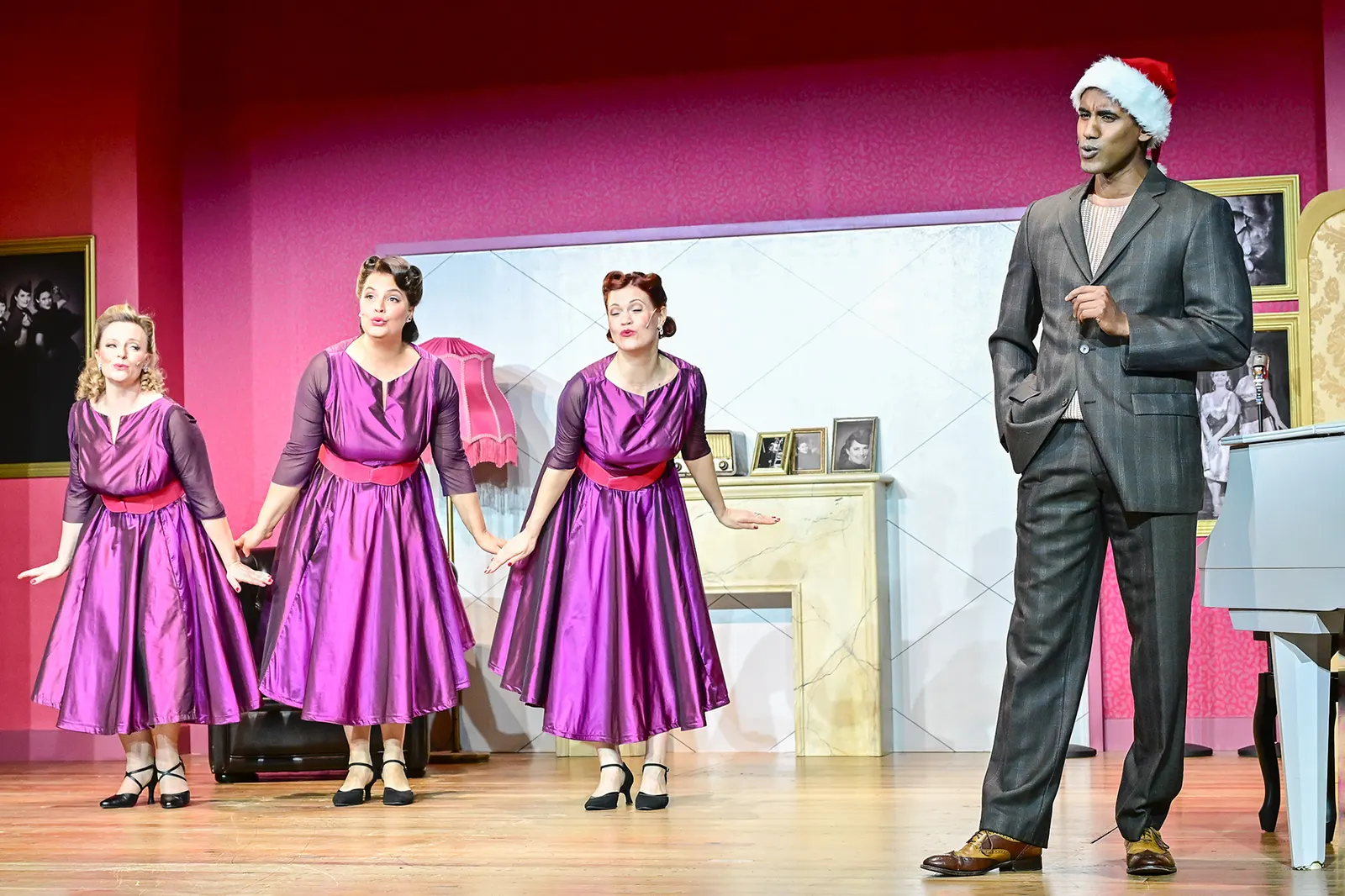 BEI MIR WARST DU SCHÖN Die etwas andere Geschichte der Andrews Sisters Musikalisches Schauspiel von Murat Yeginer / Uraufführung Spielzeit 2025/2026 / Premiere: 26.9.2025 Diana Gan…