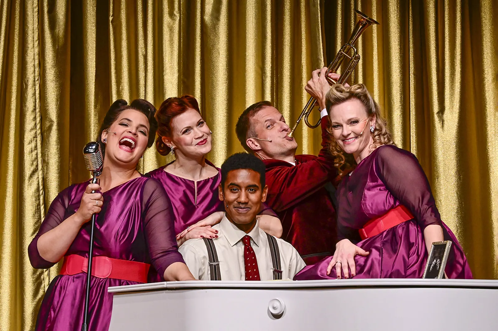 BEI MIR WARST DU SCHÖN Die etwas andere Geschichte der Andrews Sisters Musikalisches Schauspiel von Murat Yeginer / Uraufführung Spielzeit 2025/2026 / Premiere: 26.9.2025 Amelie St…