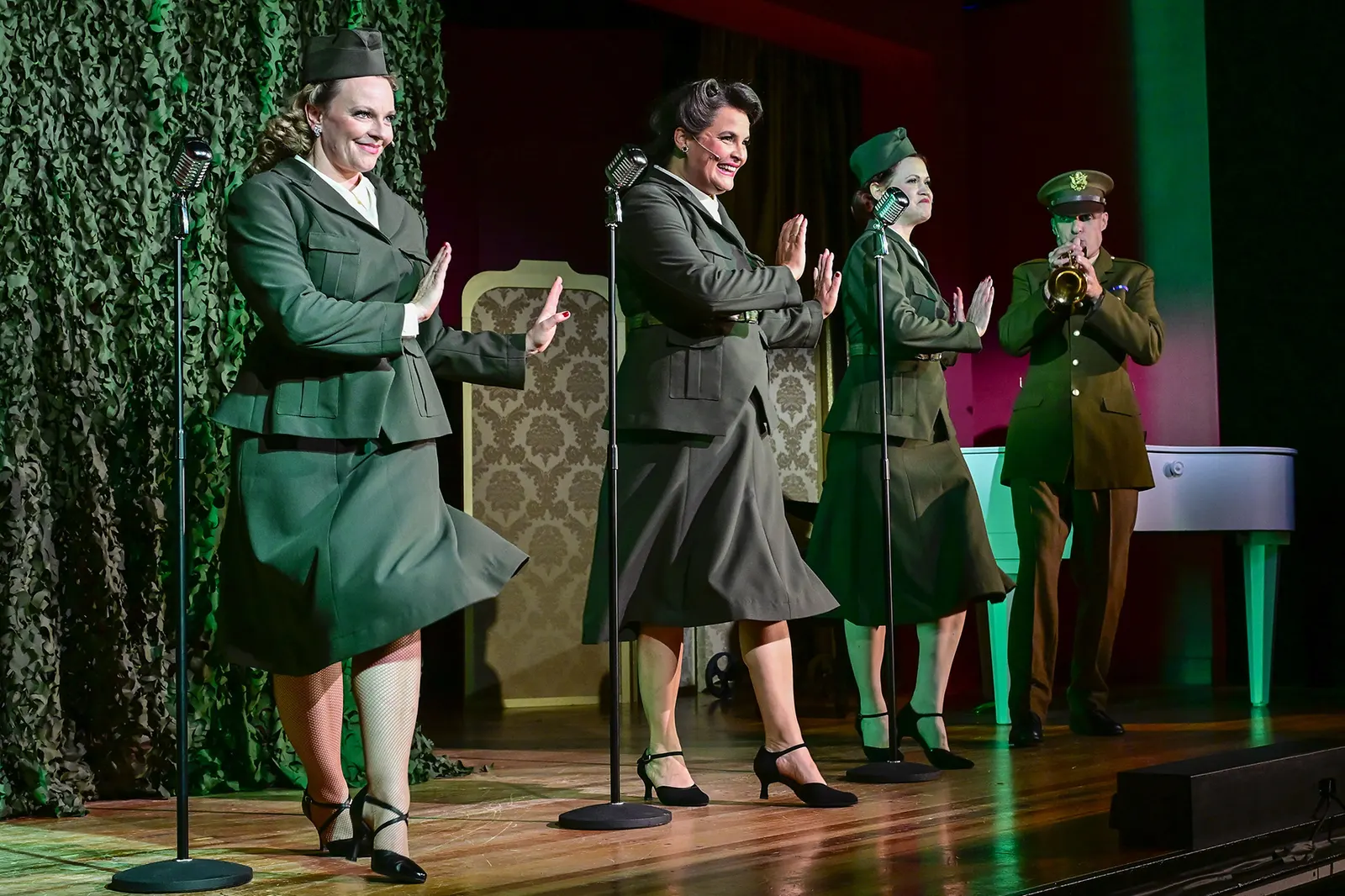 BEI MIR WARST DU SCHÖN Die etwas andere Geschichte der Andrews Sisters Musikalisches Schauspiel von Murat Yeginer / Uraufführung Spielzeit 2025/2026 / Premiere: 26.9.2025 Diana Gan…