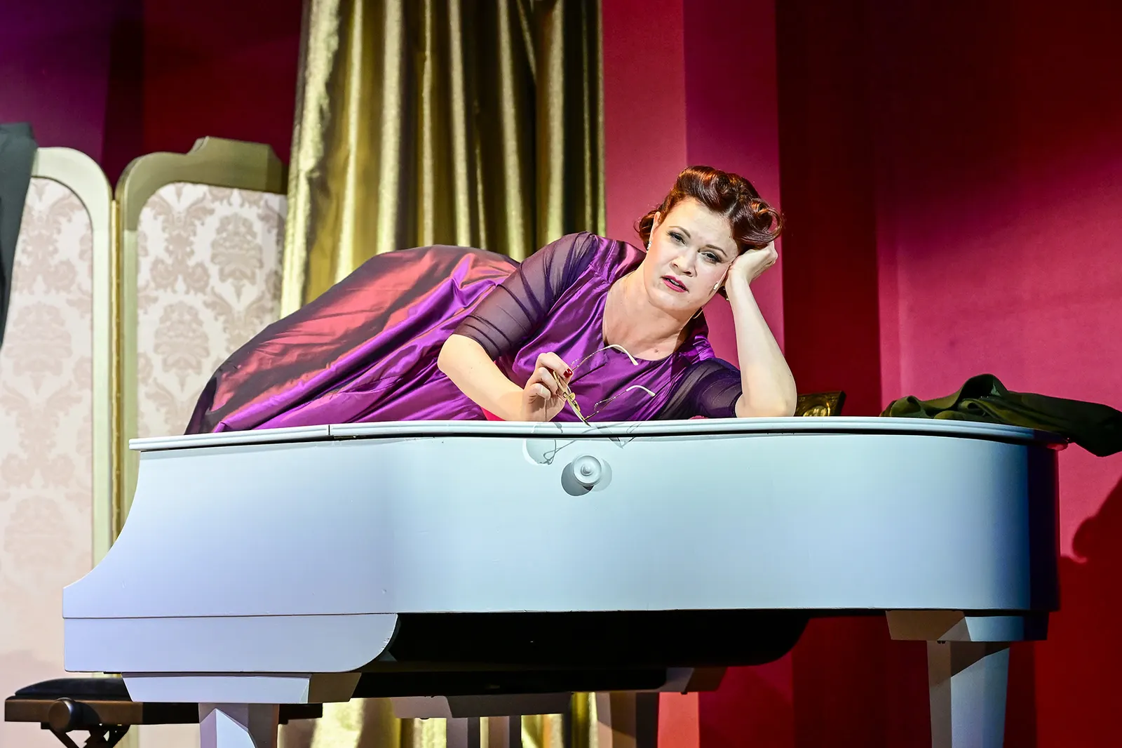 BEI MIR WARST DU SCHÖN Die etwas andere Geschichte der Andrews Sisters Musikalisches Schauspiel von Murat Yeginer / Uraufführung Spielzeit 2025/2026 / Premiere: 26.9.2025 Sorina Ki…