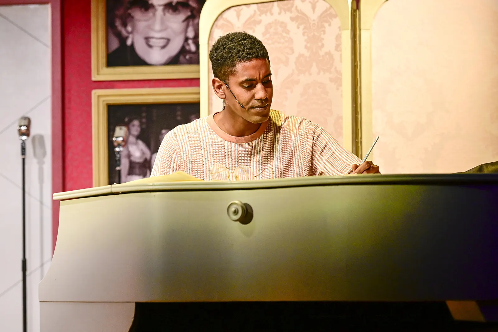 BEI MIR WARST DU SCHÖN Die etwas andere Geschichte der Andrews Sisters Musikalisches Schauspiel von Murat Yeginer / Uraufführung Spielzeit 2025/2026 / Premiere: 26.9.2025 Aron Kele…