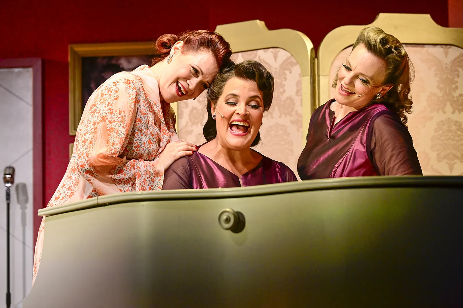 BEI MIR WARST DU SCHÖN Die etwas andere Geschichte der Andrews Sisters Musikalisches Schauspiel von Murat Yeginer / Uraufführung Spielzeit 2025/2026 / Premiere: 26.9.2025 Sorina Ki…