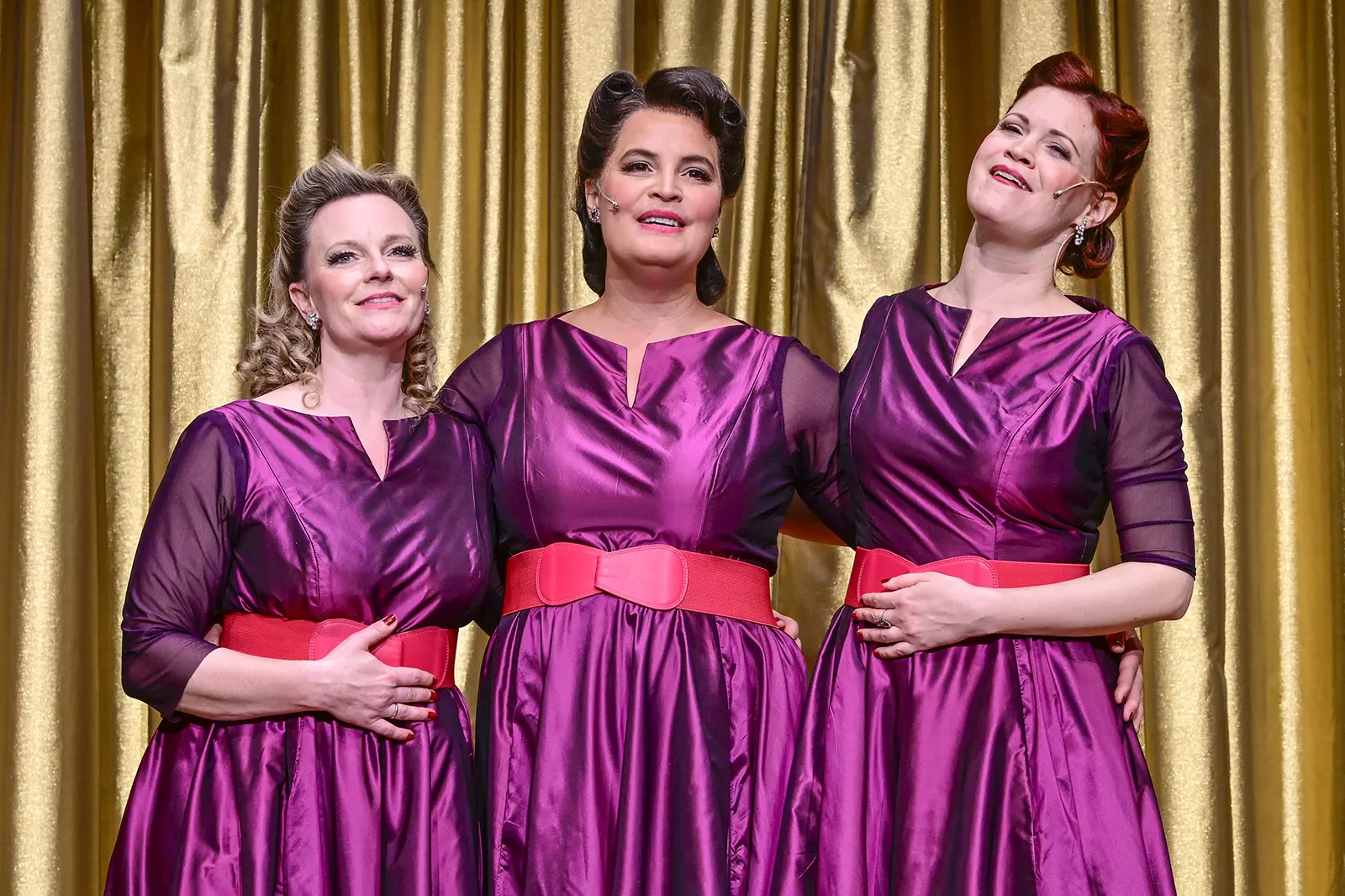 BEI MIR WARST DU SCHÖN Die etwas andere Geschichte der Andrews Sisters Musikalisches Schauspiel von Murat Yeginer / Uraufführung Spielzeit 2025/2026 / Premiere: 26.9.2025 Diana Gan…