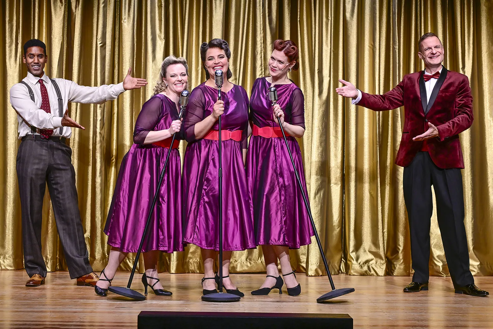BEI MIR WARST DU SCHÖN Die etwas andere Geschichte der Andrews Sisters Musikalisches Schauspiel von Murat Yeginer / Uraufführung Spielzeit 2025/2026 / Premiere: 26.9.2025 Aron Kele…