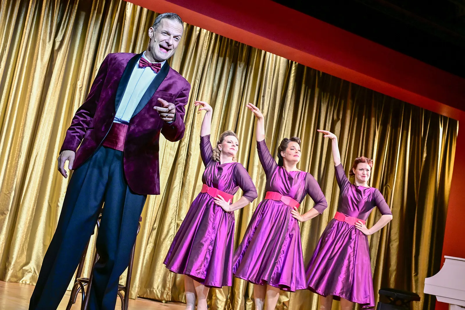 BEI MIR WARST DU SCHÖN Die etwas andere Geschichte der Andrews Sisters Musikalisches Schauspiel von Murat Yeginer / Uraufführung Spielzeit 2025/2026 / Premiere: 26.9.2025 Benjamin …