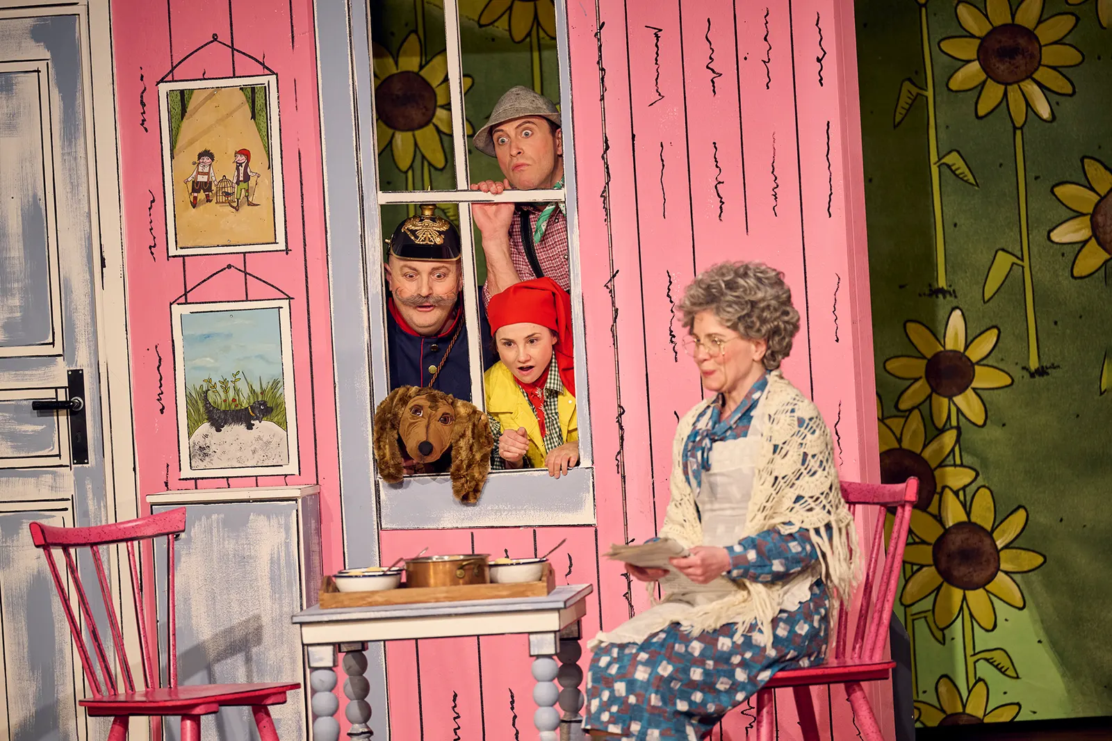 DER RÄUBER HOTZENPLOTZ UND DIE MONDRAKETE Familienstück von Otfried Preußler Spielzeit 2025/2026 / Premiere: 28.11.2025 Ambrogio Vinella, Ruben Dietze, Ines Isabell Braun, Sabine C…