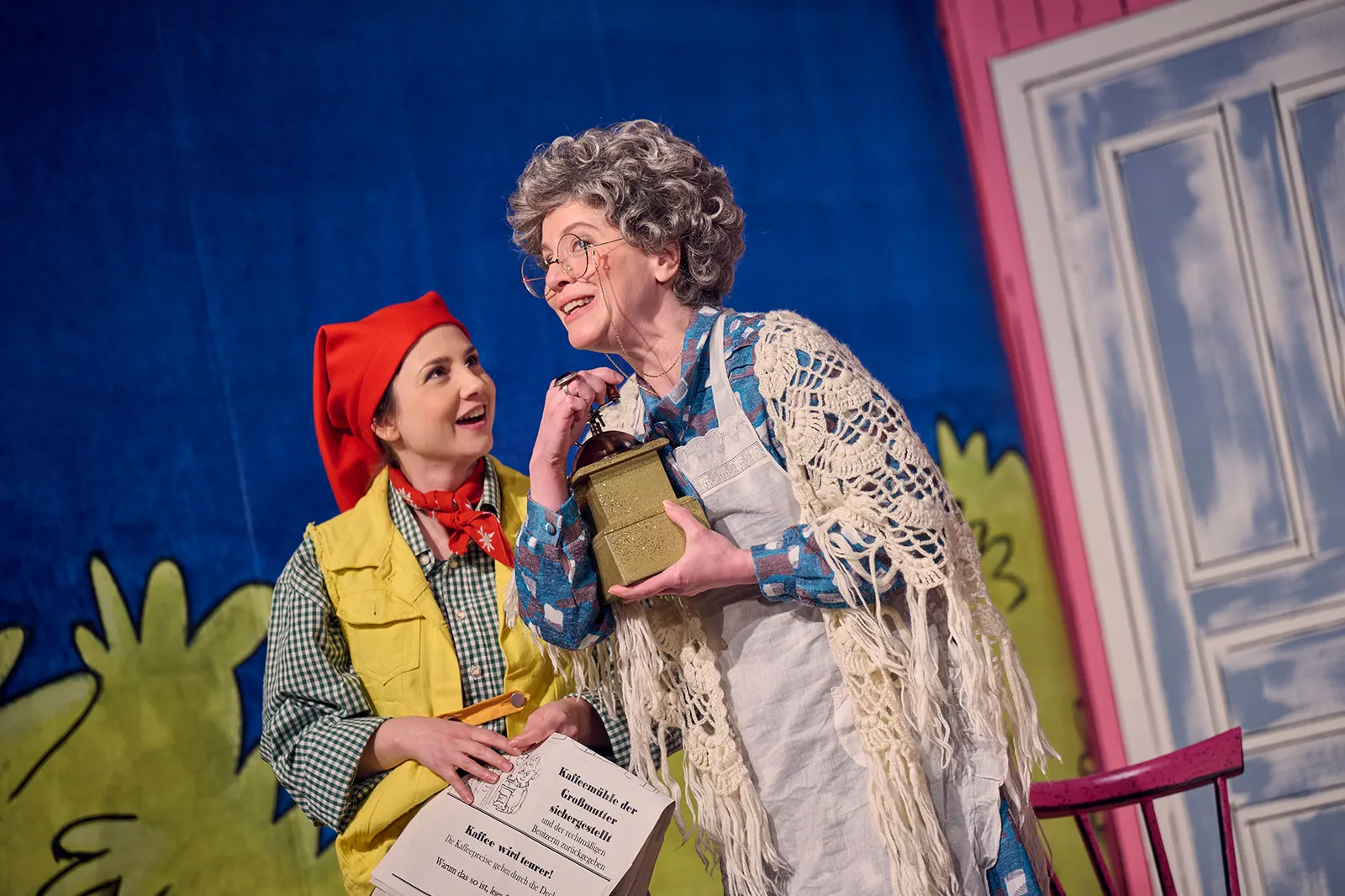 DER RÄUBER HOTZENPLOTZ UND DIE MONDRAKETE Familienstück von Otfried Preußler Spielzeit 2025/2026 / Premiere: 28.11.2025 Ines Isabell Braun, Sabine Christiane Dotzer Foto: Martin Si…