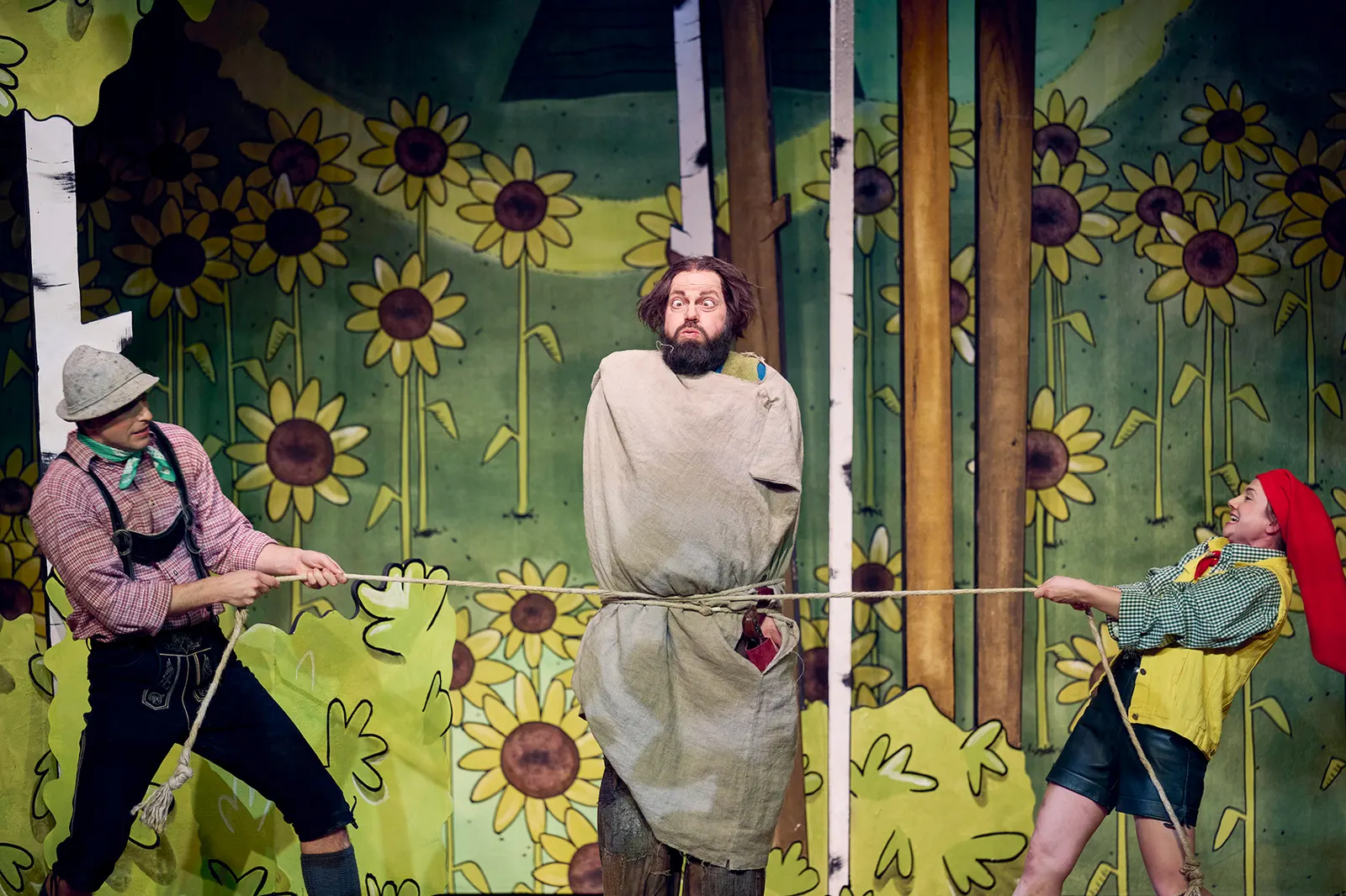 DER RÄUBER HOTZENPLOTZ UND DIE MONDRAKETE Familienstück von Otfried Preußler Spielzeit 2025/2026 / Premiere: 28.11.2025 Ruben Dietze, Christian Werner, Ines Isabell Braun Foto: Mar…