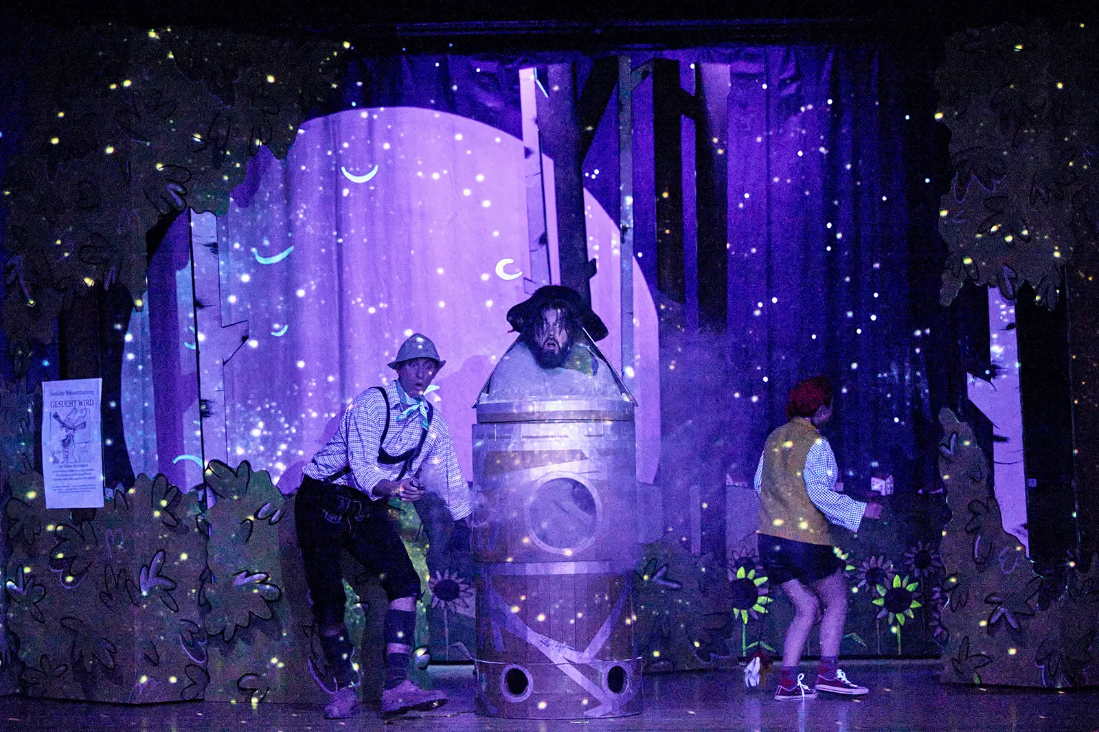 DER RÄUBER HOTZENPLOTZ UND DIE MONDRAKETE Familienstück von Otfried Preußler Spielzeit 2025/2026 / Premiere: 28.11.2025 Ruben Dietze, Christian Werner, Ines Isabell Braun Foto: Mar…