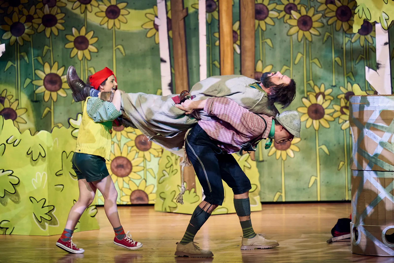 DER RÄUBER HOTZENPLOTZ UND DIE MONDRAKETE Familienstück von Otfried Preußler Spielzeit 2025/2026 / Premiere: 28.11.2025 Ines Isabell Braun, Christian Werner, Ruben Dietze Foto: Mar…