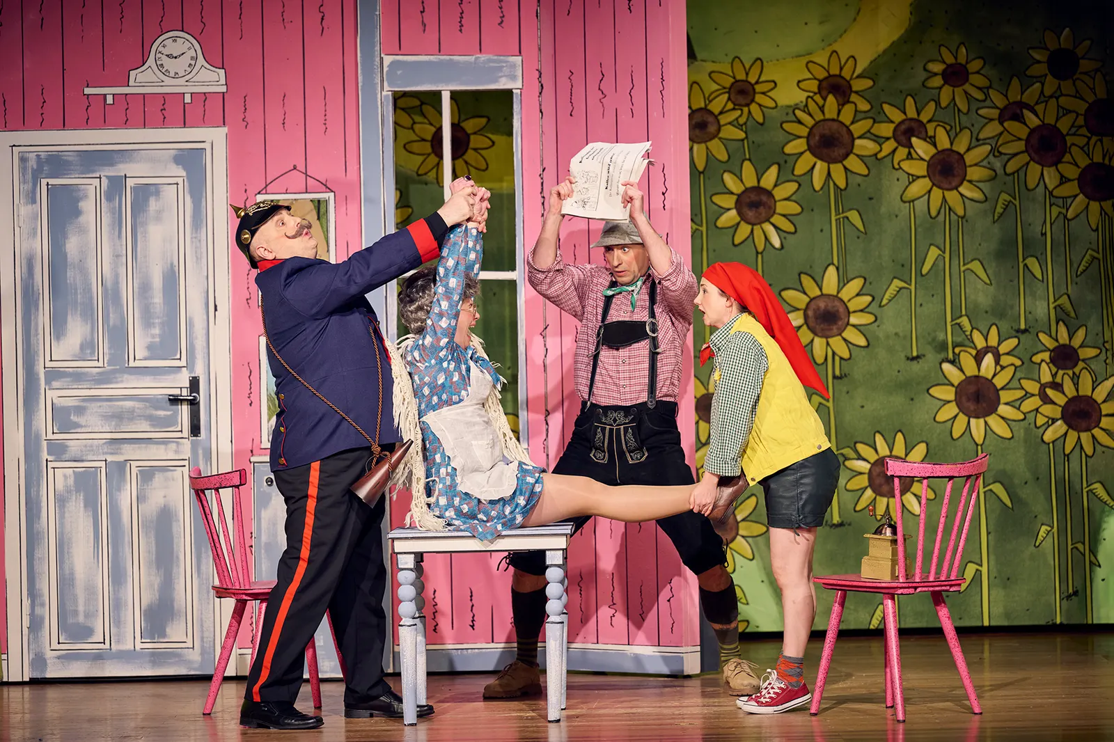 DER RÄUBER HOTZENPLOTZ UND DIE MONDRAKETE Familienstück von Otfried Preußler Spielzeit 2025/2026 / Premiere: 28.11.2025 Ambrogio Vinella, Sabine Christiane Dotzer, Ruben Dietze, In…