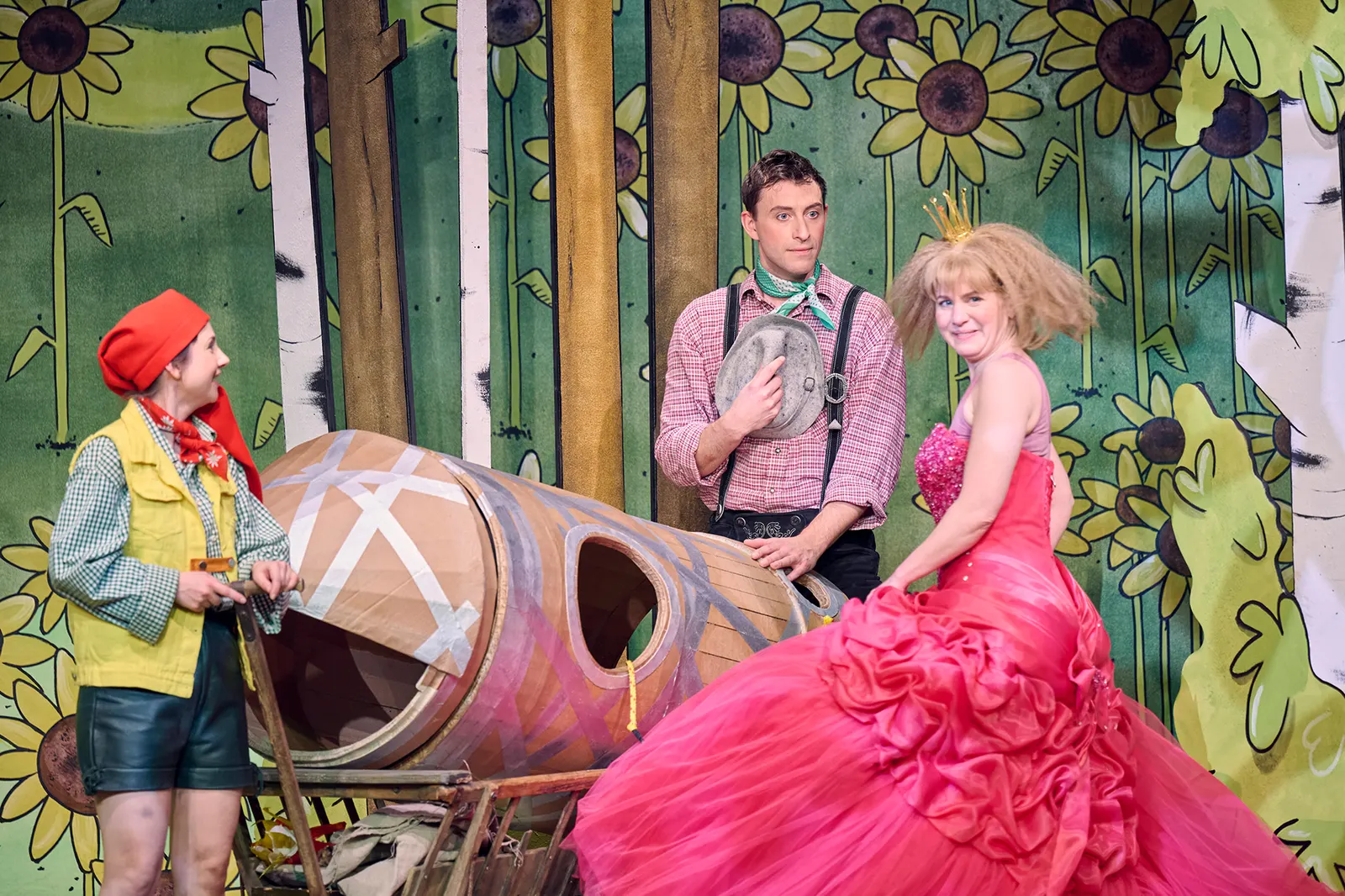 DER RÄUBER HOTZENPLOTZ UND DIE MONDRAKETE Familienstück von Otfried Preußler Spielzeit 2025/2026 / Premiere: 28.11.2025 Ines Isabell Braun, Ruben Dietze, Sabine Christiane Dotzer F…