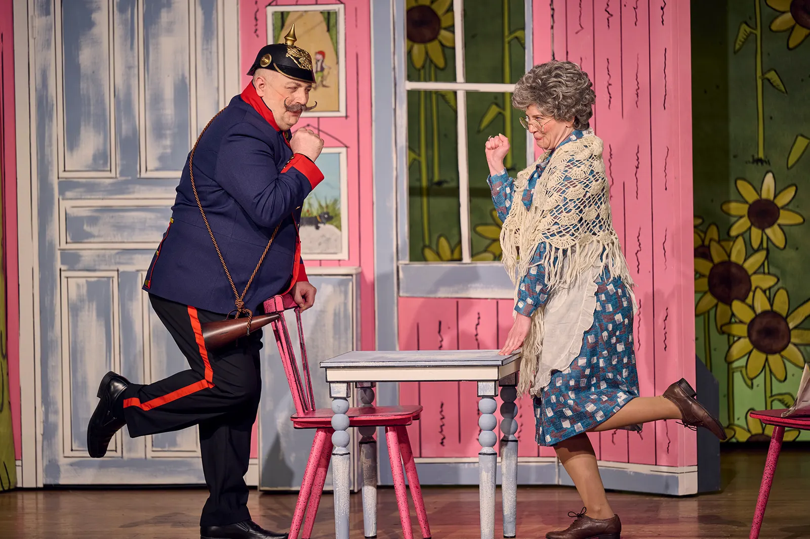 DER RÄUBER HOTZENPLOTZ UND DIE MONDRAKETE Familienstück von Otfried Preußler Spielzeit 2025/2026 / Premiere: 28.11.2025 Ambrogio Vinella, Sabine Christiane Dotzer Foto: Martin Sigm…