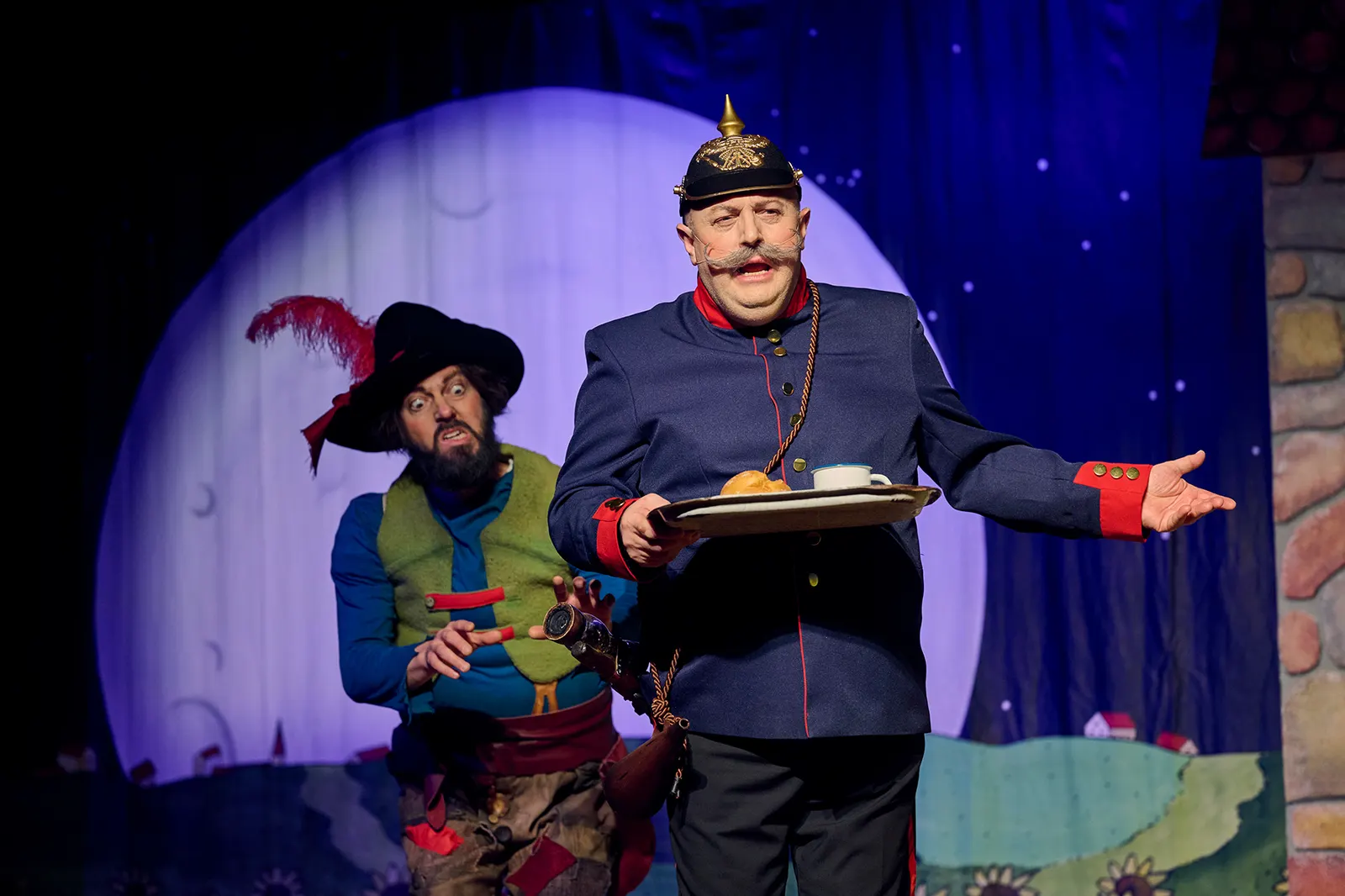 DER RÄUBER HOTZENPLOTZ UND DIE MONDRAKETE Familienstück von Otfried Preußler Spielzeit 2025/2026 / Premiere: 28.11.2025 Christian Werner, Ambrogio Vinella Foto: Martin Sigmund