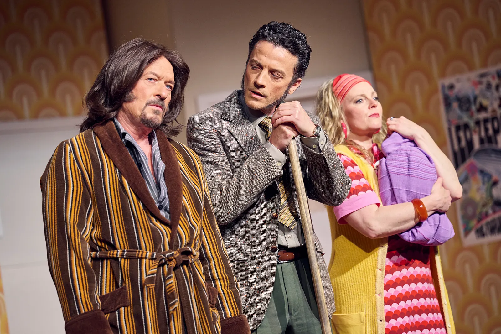 S GELD LIEGT UFF DR BANK Komödie von Curth Flatow / Schwäbisch von Monika Hirschle Spielzeit 2025/2026 / Premiere: 15.5.2026 Reinhold Weiser, Harald Hauber, Diana Gantner Foto: Mar…