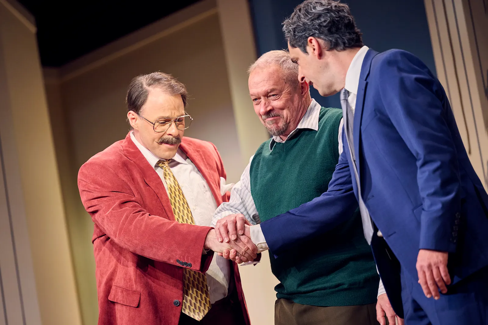 S GELD LIEGT UFF DR BANK Komödie von Curth Flatow / Schwäbisch von Monika Hirschle Spielzeit 2025/2026 / Premiere: 15.5.2026 Stefan Müller-Doriat, Reinhold Weiser, Jörg Pauly Foto:…