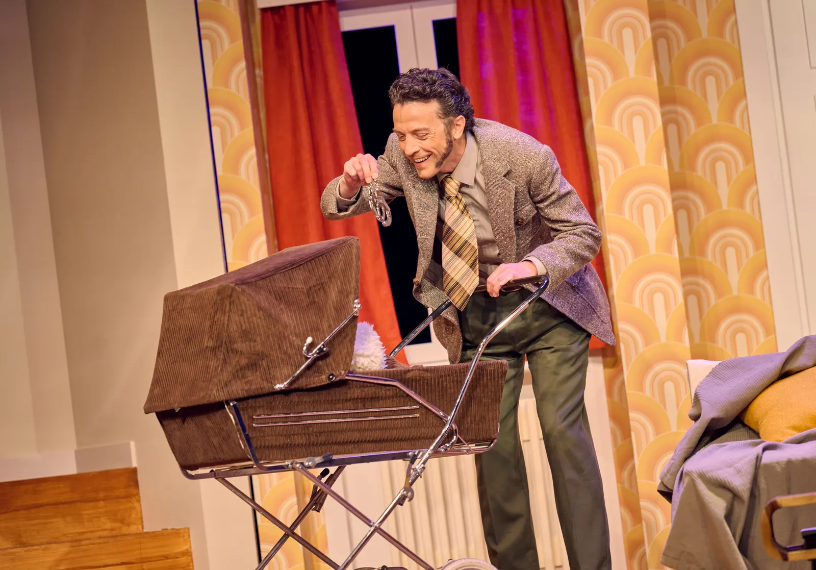 S GELD LIEGT UFF DR BANK Komödie von Curth Flatow / Schwäbisch von Monika Hirschle Spielzeit 2025/2026 / Premiere: 15.5.2026 Harald Hauber Foto: Martin Sigmund
