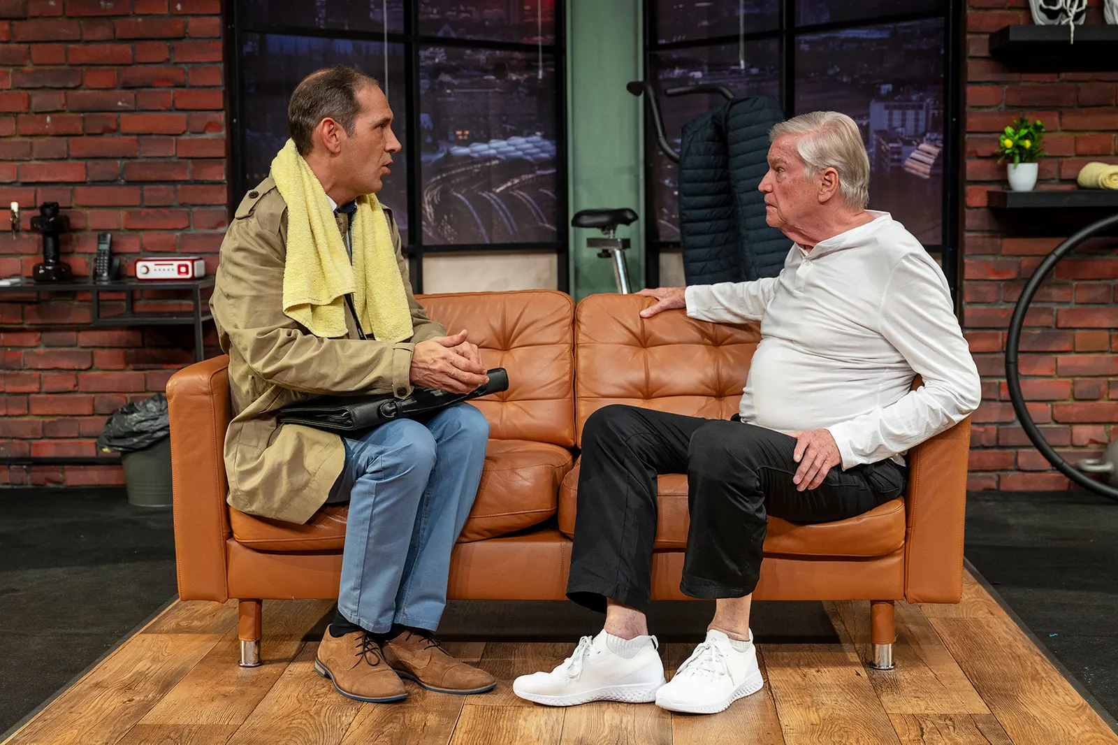 WEISSE TURNSCHUHE Komödie von René Heinersdorff Spielzeit 2025/2026 / Premiere: 23.1.2026 v. links: Claus Thull-Emden, Jochen Busse Foto: Jennifer Zumbusch
