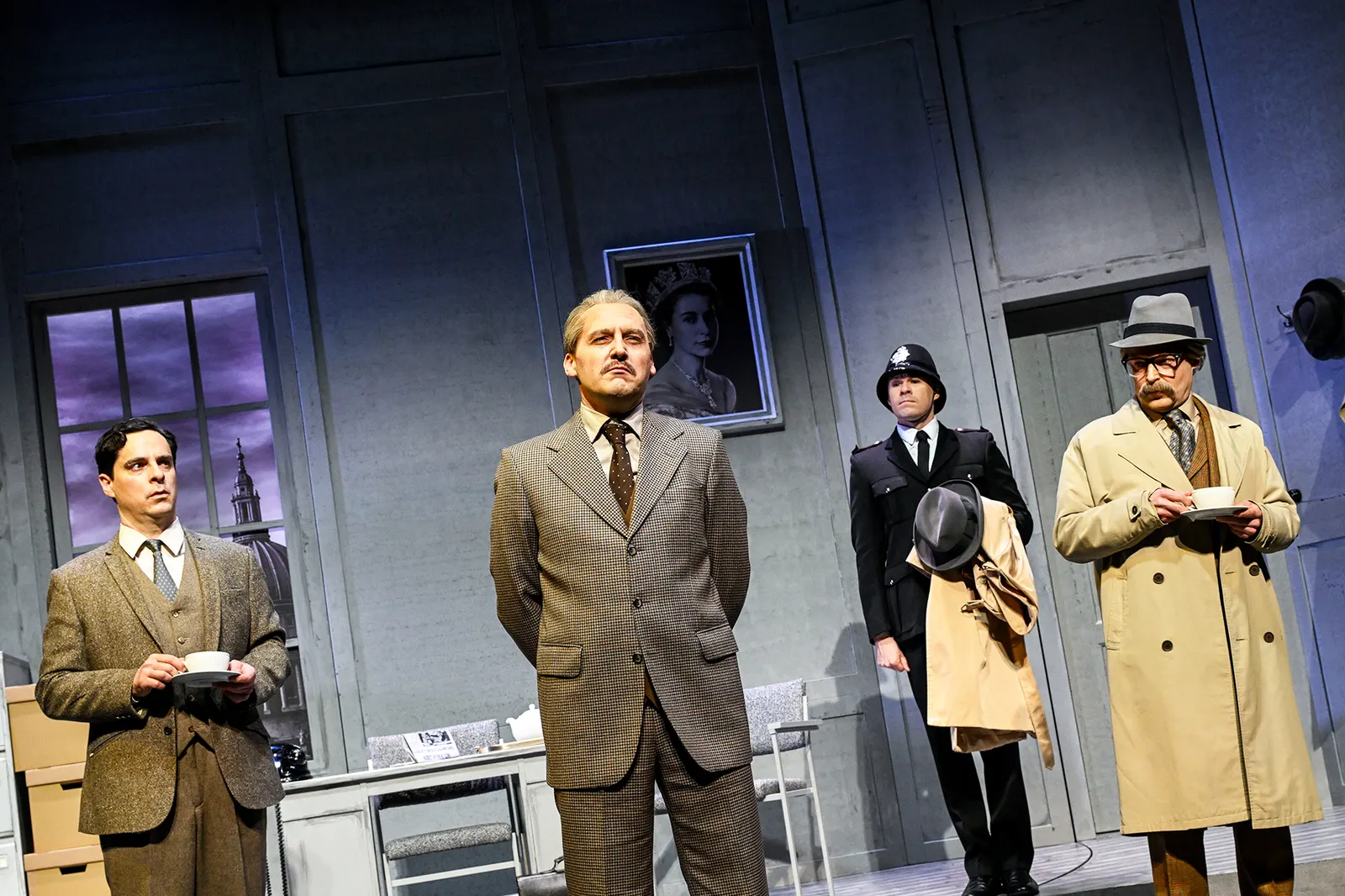 DER HEXER Kriminalkomödie von Axel Preuß nach Edgar Wallace Spielzeit 2025/2026 / Premiere: 13.3.2026 Jörg Pauly, Paul Schaeffer, Stefan Müller-Doriat, Marc-Philipp Kochendörfer Fo…