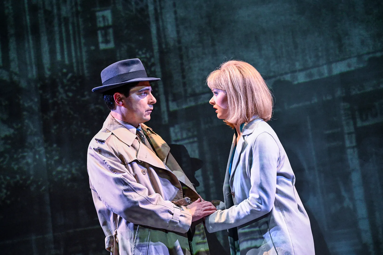 DER HEXER Kriminalkomödie von Axel Preuß nach Edgar Wallace Spielzeit 2025/2026 / Premiere: 13.3.2026 Jörg Pauly, Hannah Sophie Schad Foto: Tobias Metz