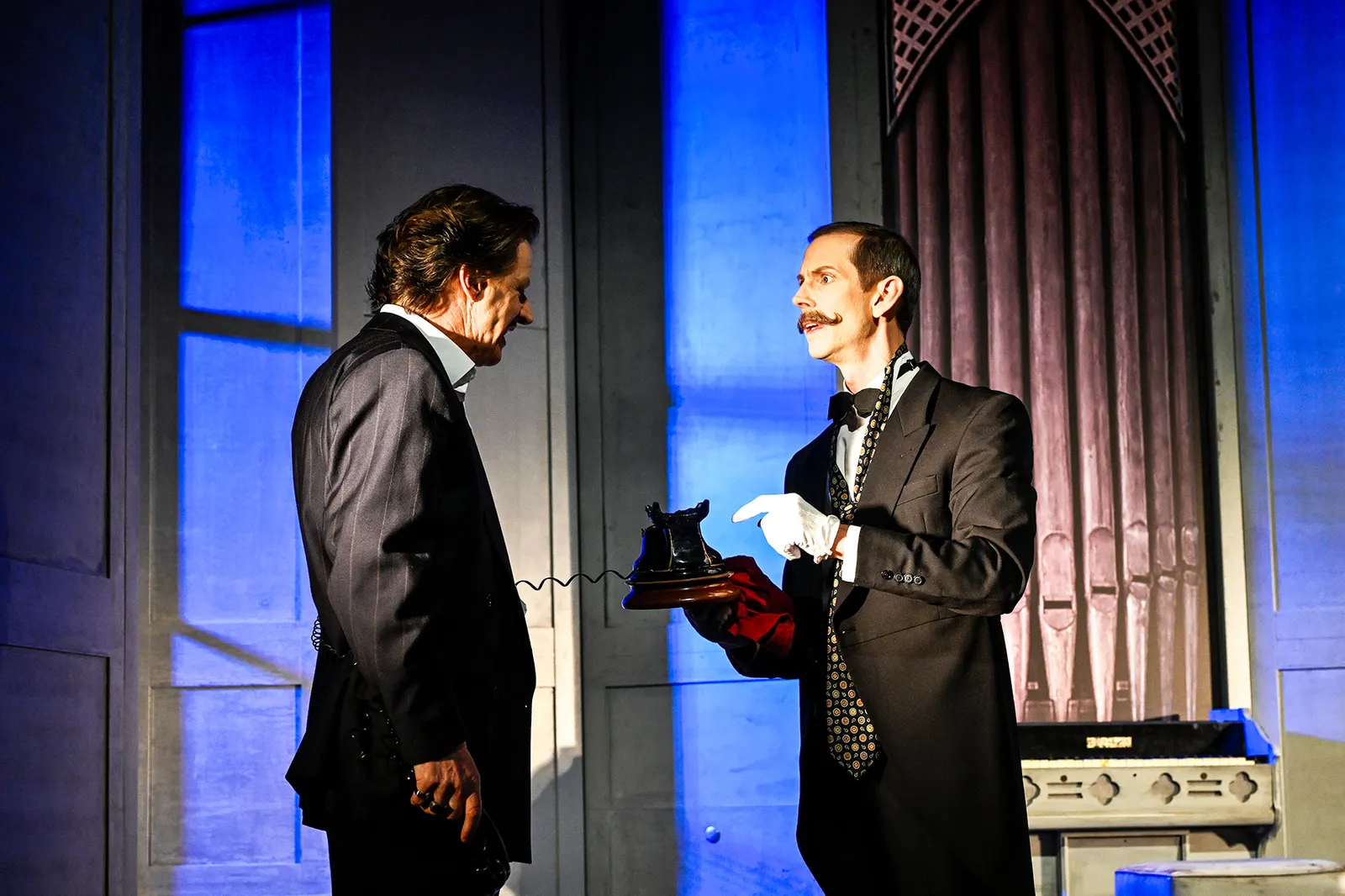 DER HEXER Kriminalkomödie von Axel Preuß nach Edgar Wallace Spielzeit 2025/2026 / Premiere: 13.3.2026 Ralph Hönicke, Gideon Rapp Foto: Tobias Metz
