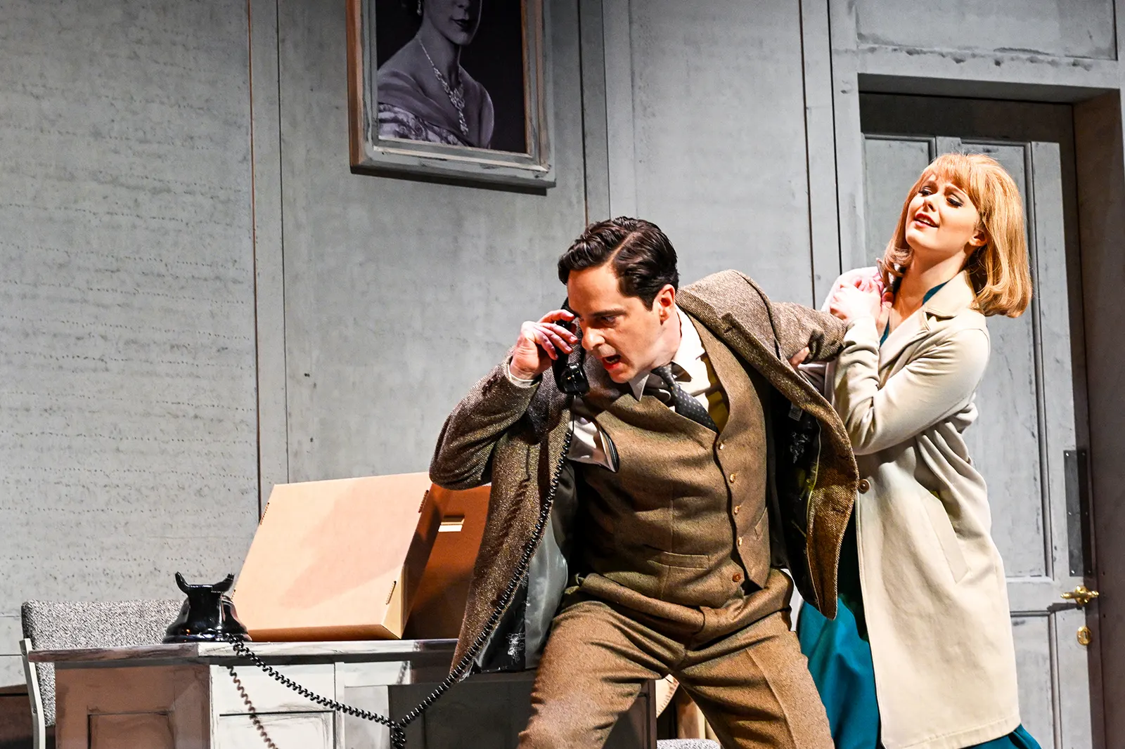 DER HEXER Kriminalkomödie von Axel Preuß nach Edgar Wallace Spielzeit 2025/2026 / Premiere: 13.3.2026 Jörg Pauly, Hannah Sophie Schad Foto: Tobias Metz